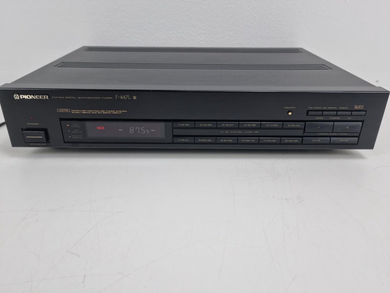 Pioneer F-447L - FM/AM Digital Synthesizer - Tuner - Mint condition