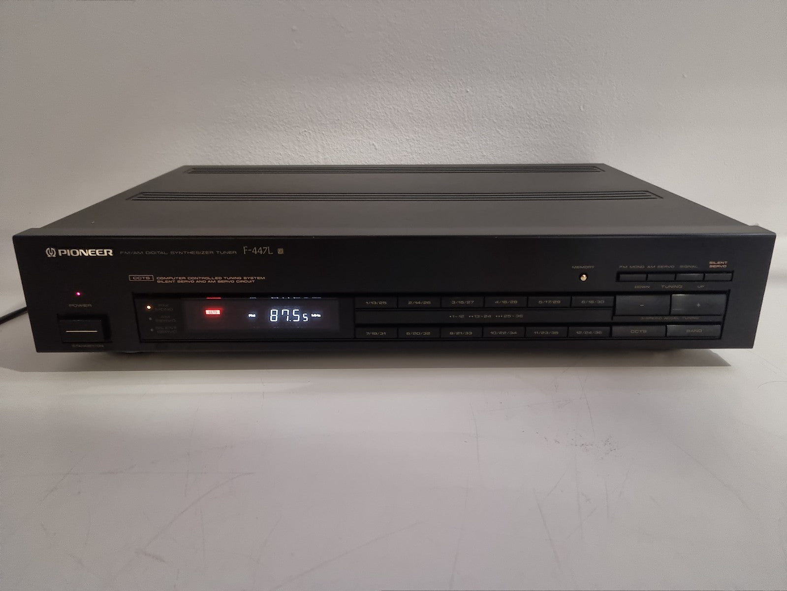 Pioneer F-447L - FM/AM Digital Synthesizer - Tuner - Mint condition