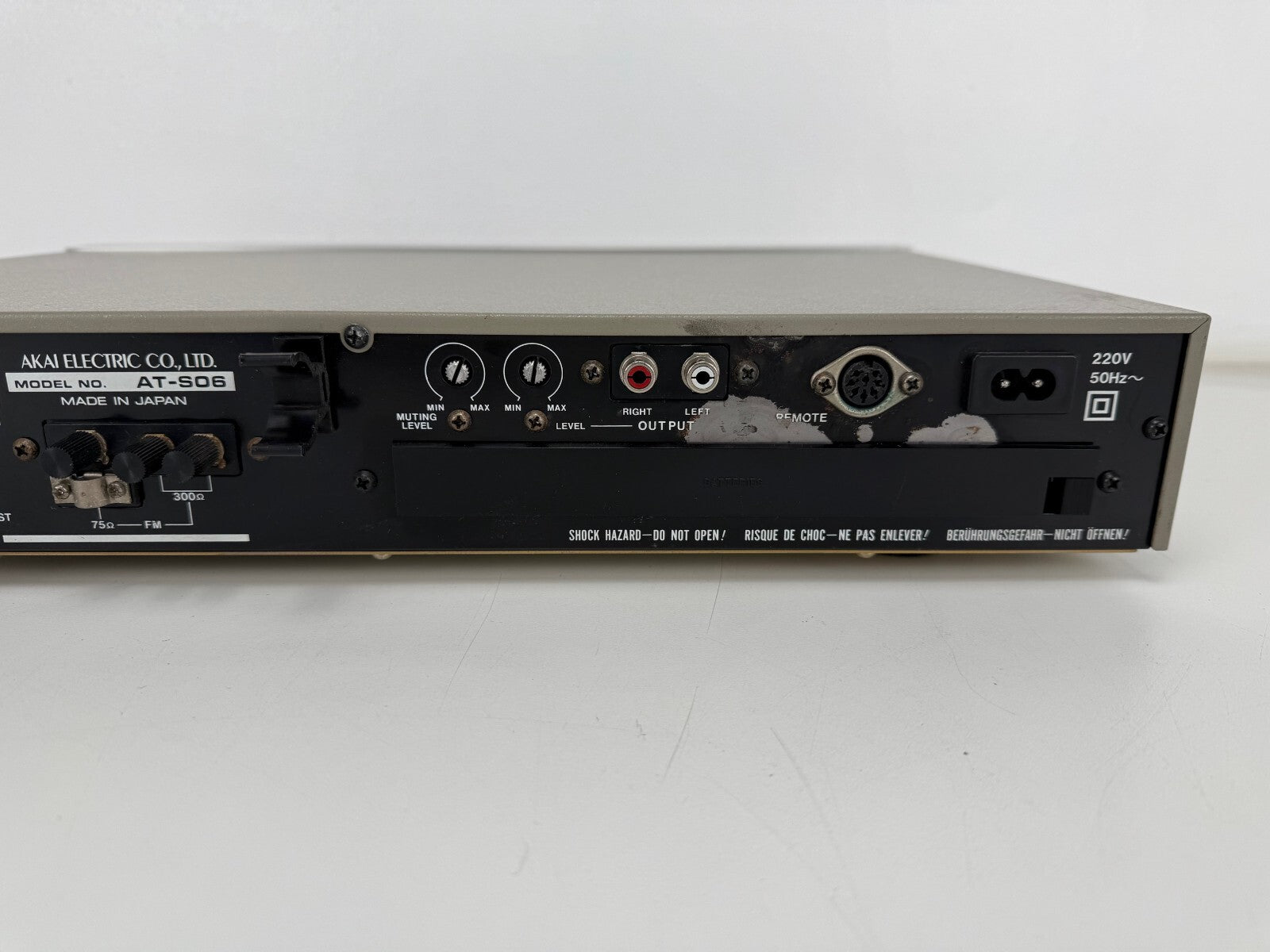 Akai AT - 506 FM AM Stereo Digital Quartz Synthesizer Tuner