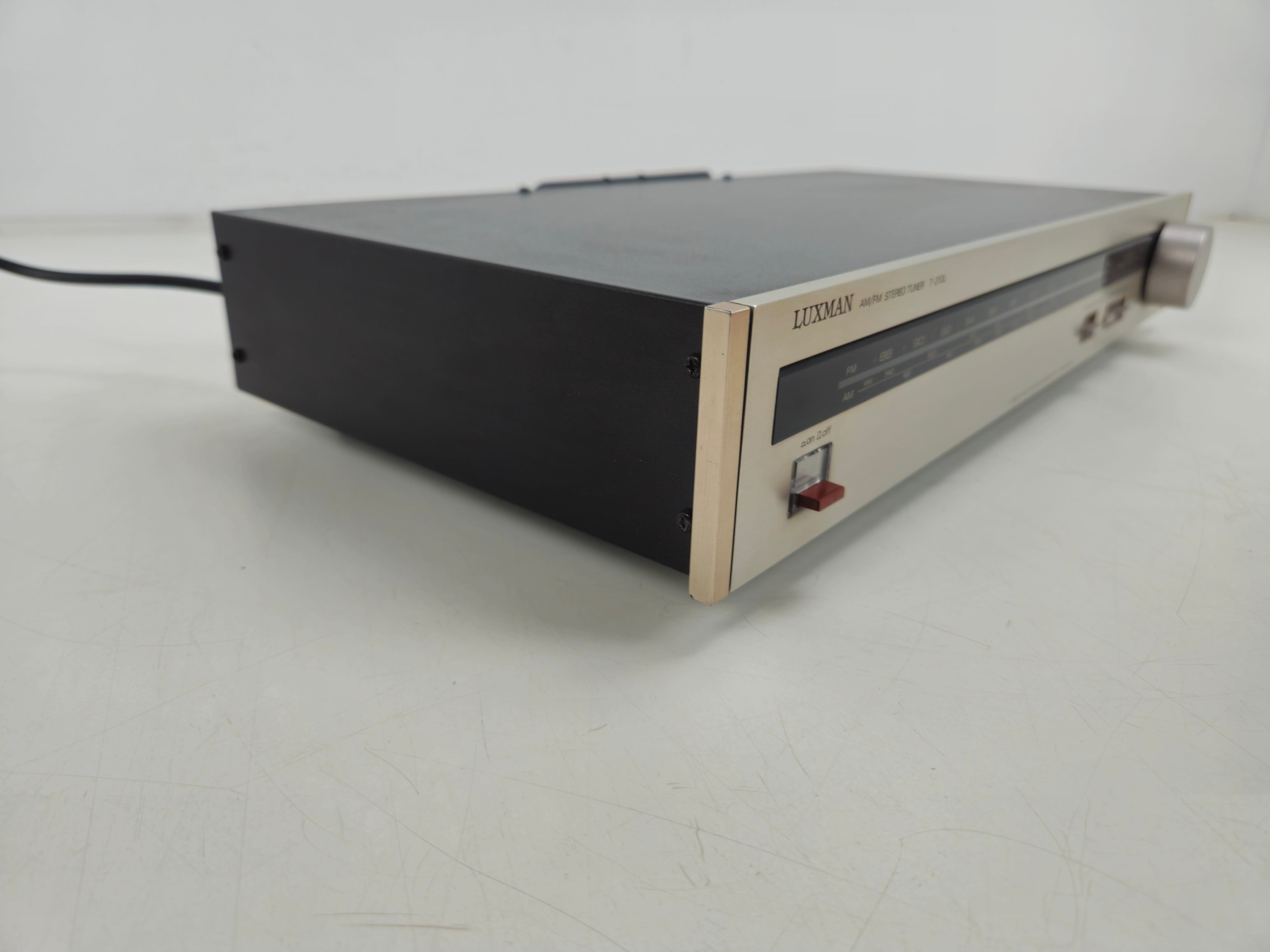 Luxman - T-210L- FM/LW/MW Stereo Tuner - In Box