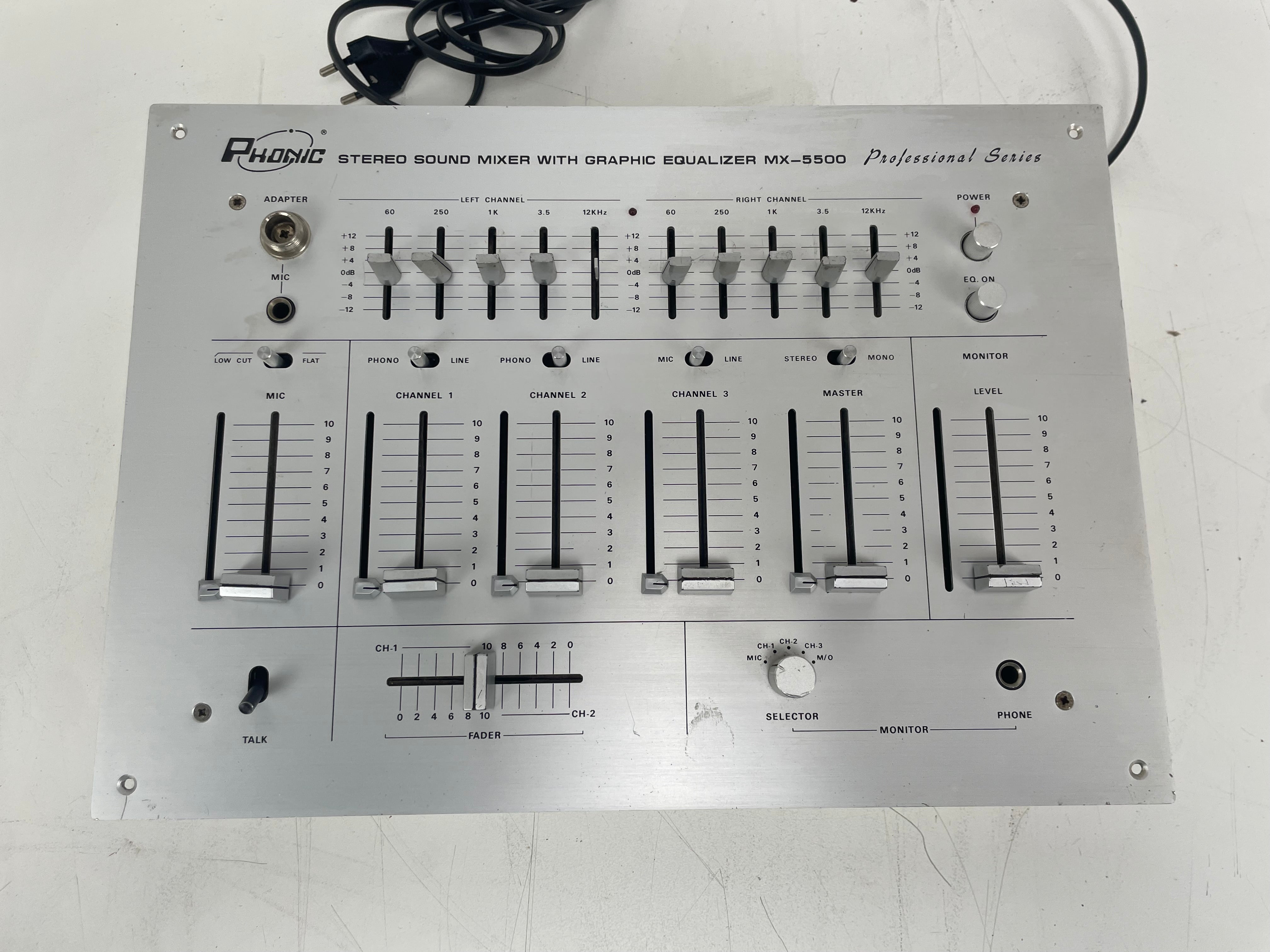 Phoenic - MX-5500 - Stereo Mixer With Equalizer - As is