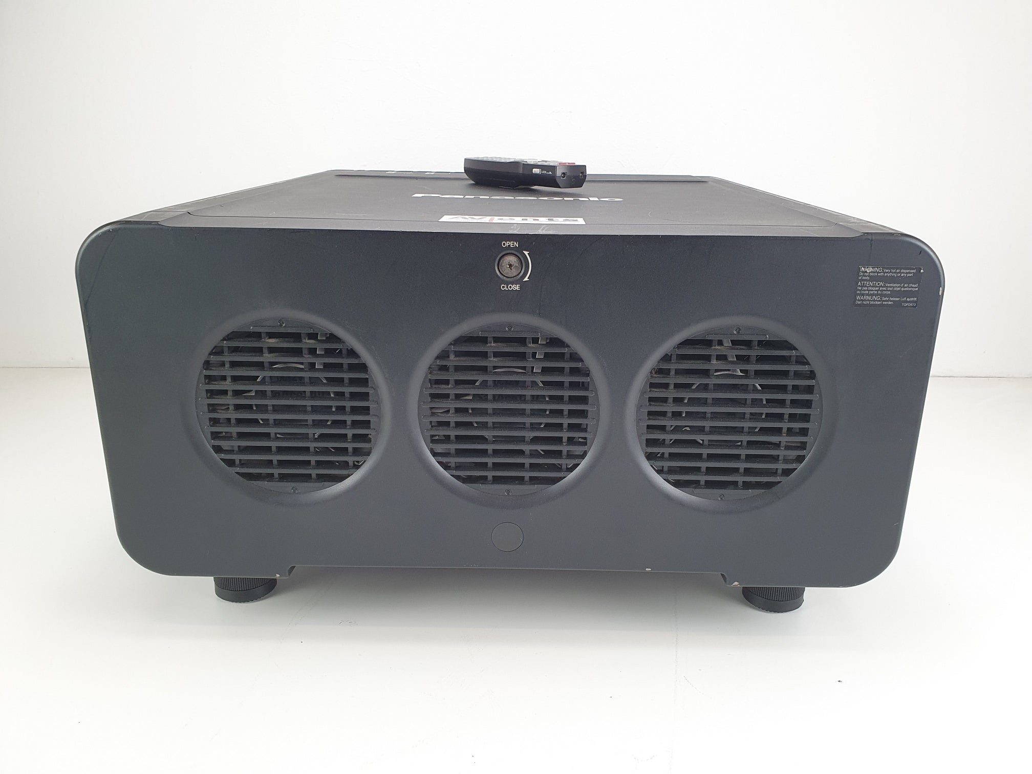 Panasonic PT-D1000E Big projector in flightcase, with flight frame, ET-D75LE2