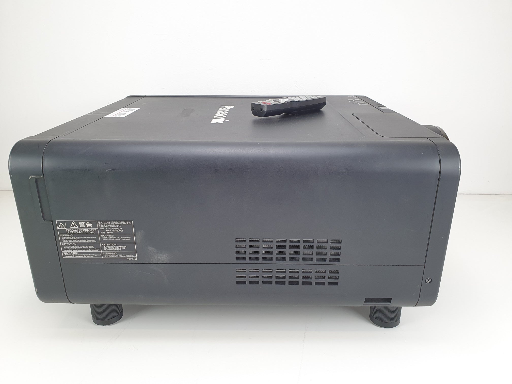 Panasonic PT-D1000E Big projector in flightcase, with flight frame, ET-D75LE2
