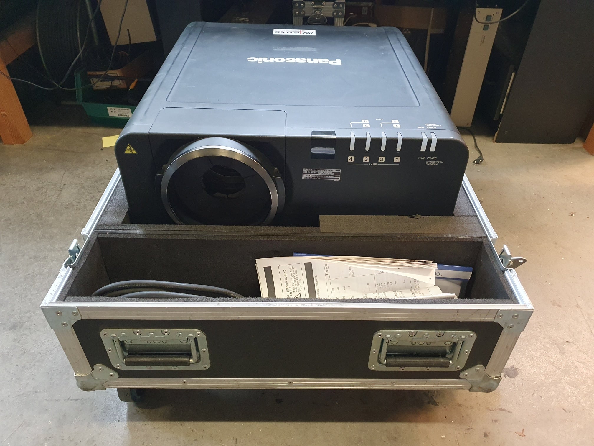 Panasonic PT-D1000E Big projector in flightcase, with flight frame, ET-D75LE2