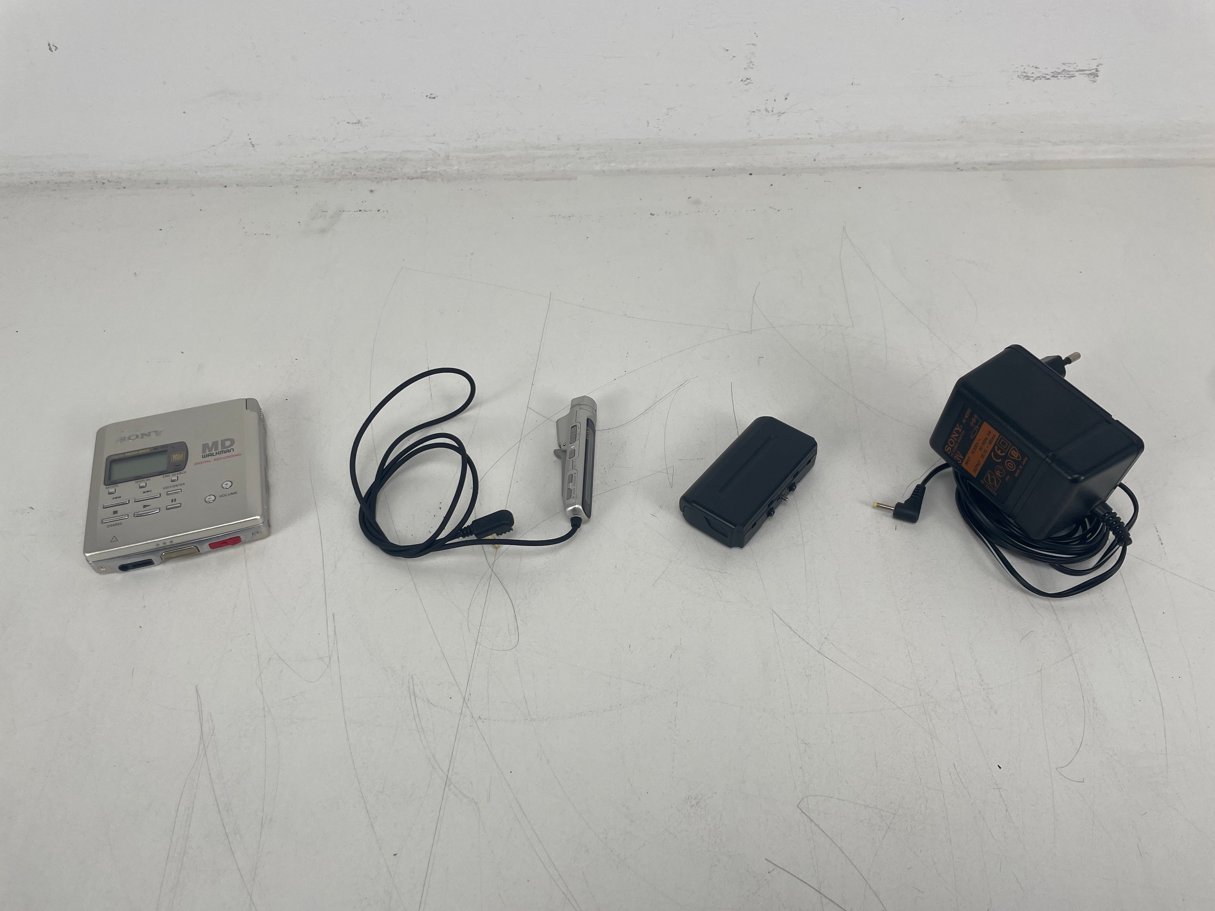 Sony - MZ-R55 - MiniDisc Walkman - Inc. Original Adapter/Remote/Battery-Pack