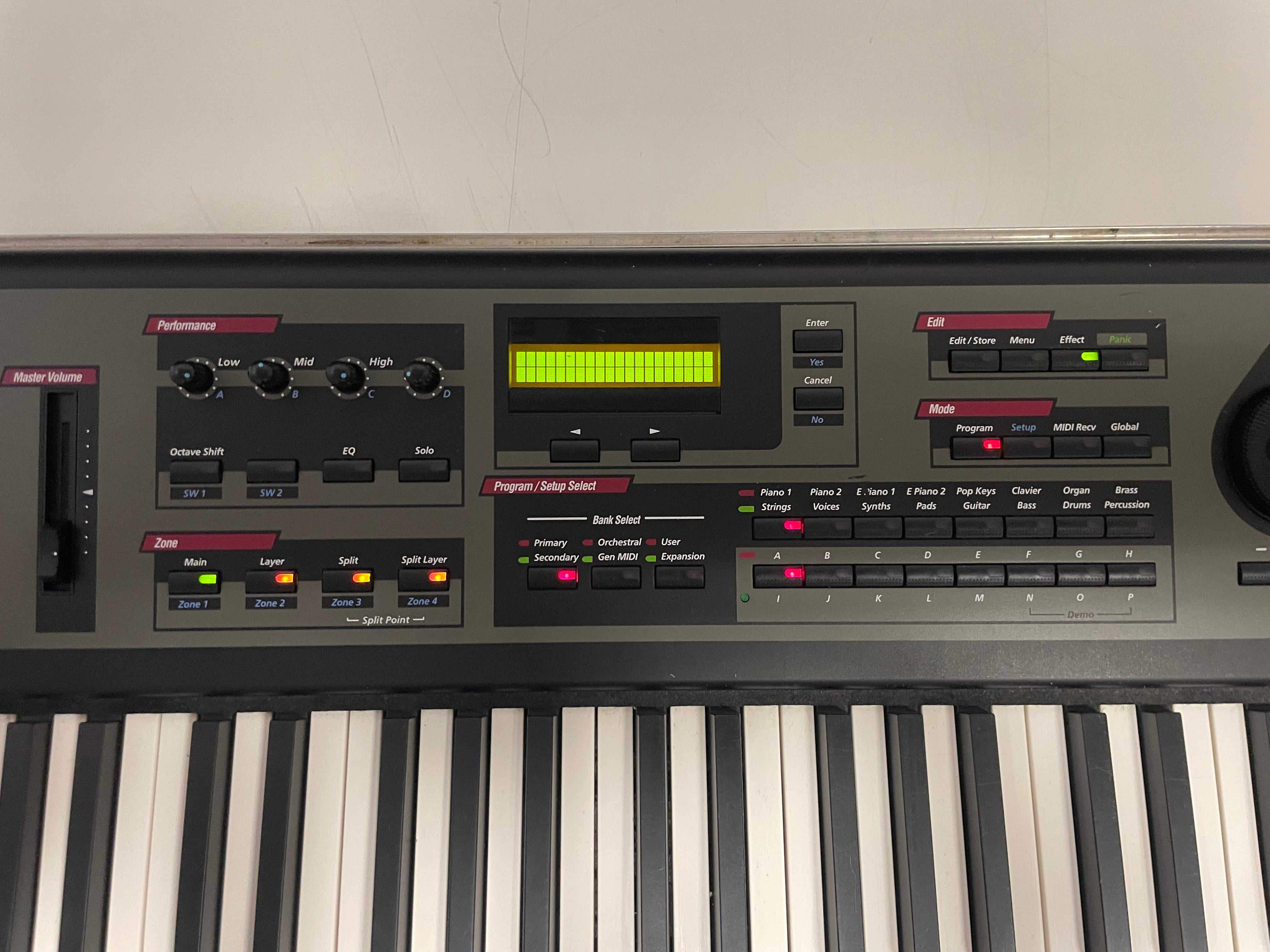 Kurzweil PC1X – Performance Controller Keyboard – Inc. Flight Case/AC-Adapter – As Is (Screen Issue)