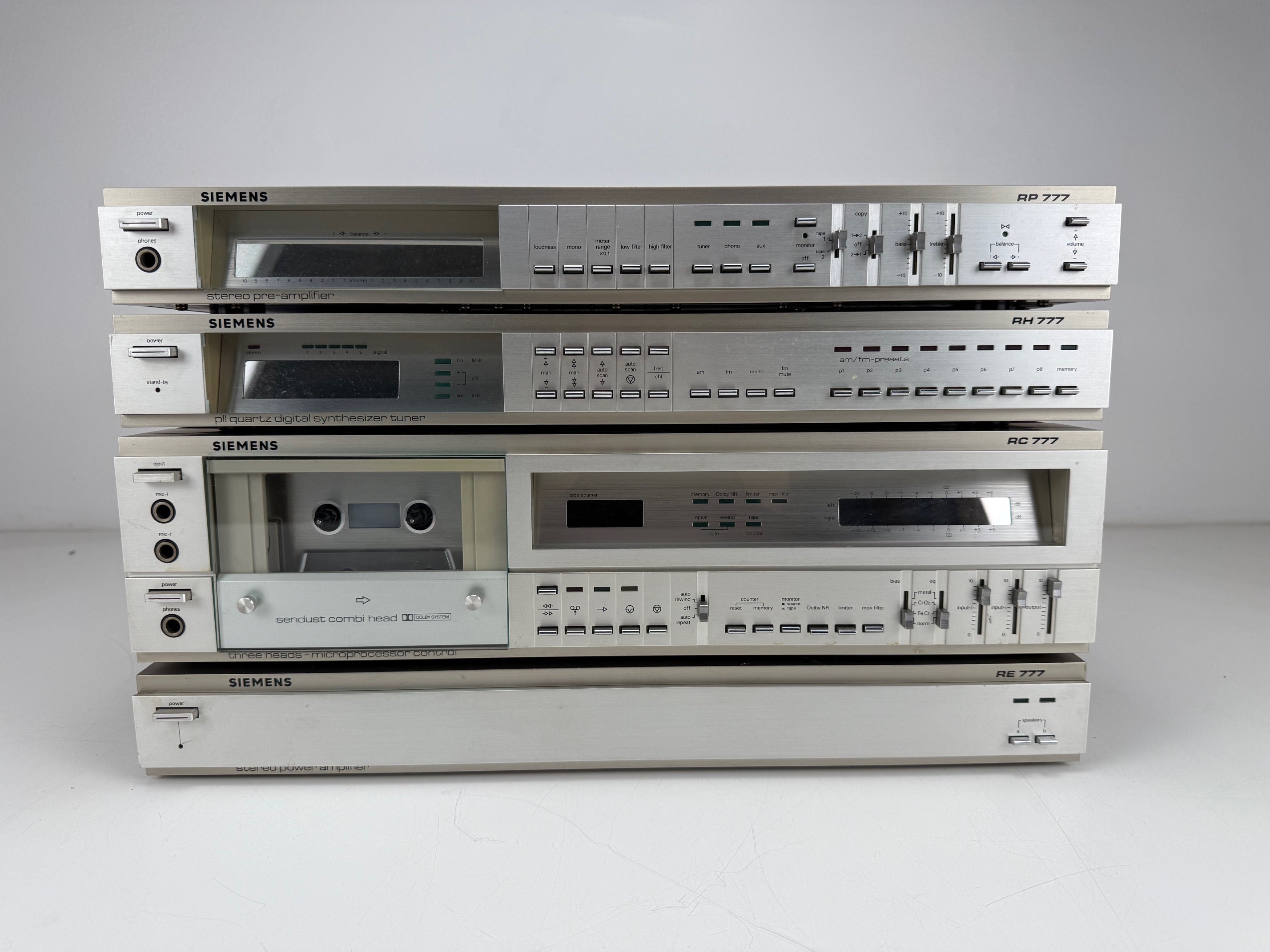 Siemens RP777 voorversterker / RH777 tuner / RC777 cassettedeck / RE777 eindversterker