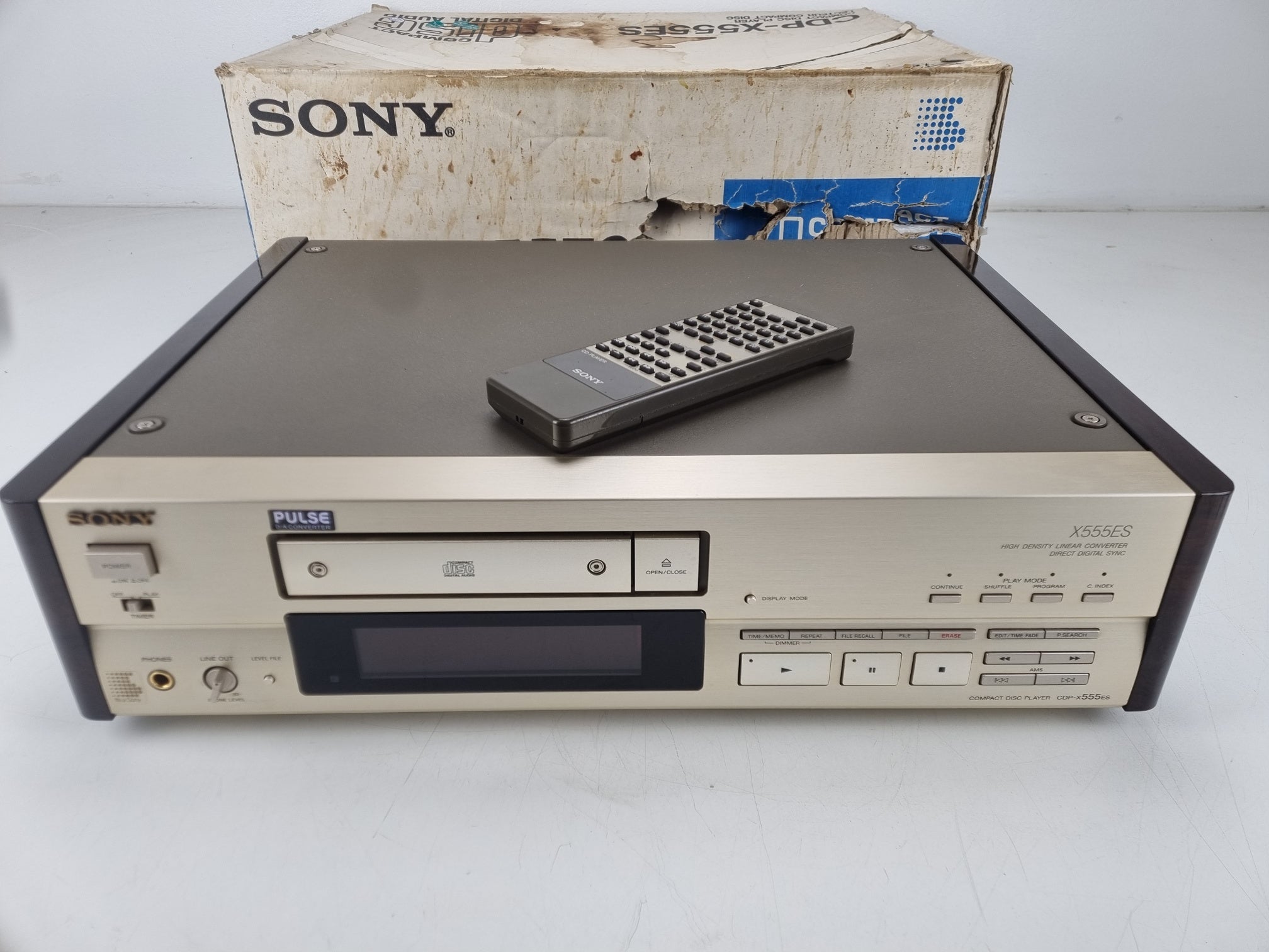 Sony CDP-X555ES cd-speler - Afstandsbediening - Originele doos - Gebruiksaanwijzing - Champagne