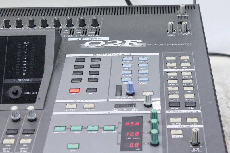 Yamaha 02R digitale mixer met meterbrug en 2 ADAT-kaarten
