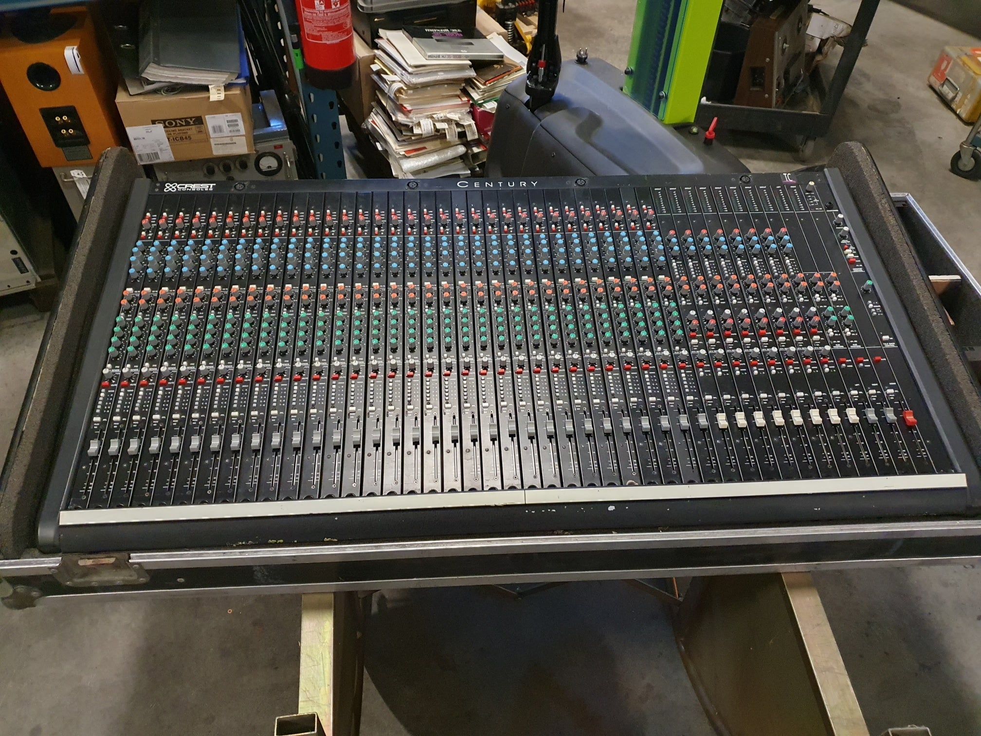 Crest Audio live/studio mengpaneel - 32-8-2 - Inclusief voeding en flightcase - Wordt verkocht zoals het is