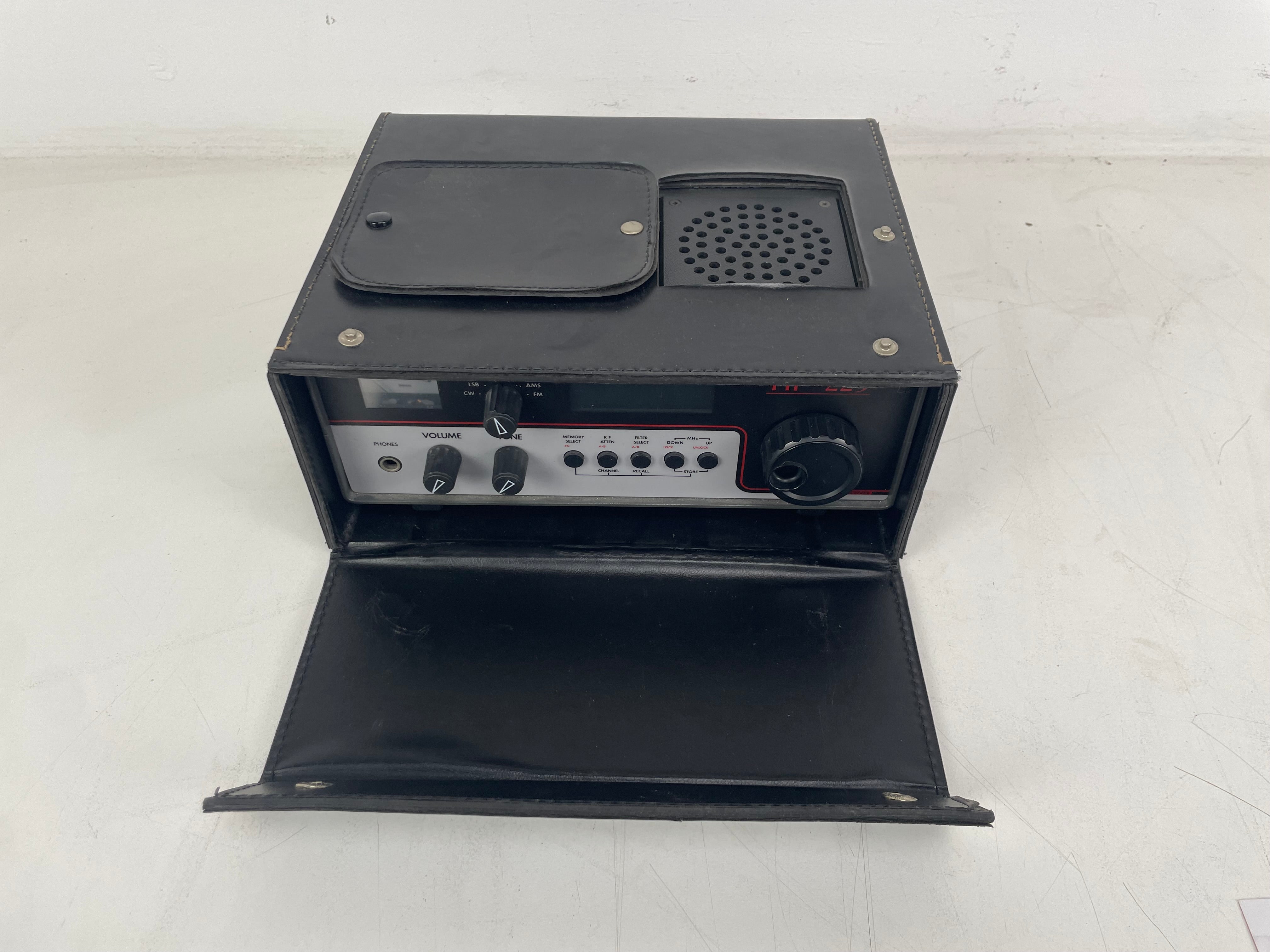 Lowe - HF-225 - HF receiver - 0.03-30 MHz - Inc. Case-bag - As Is