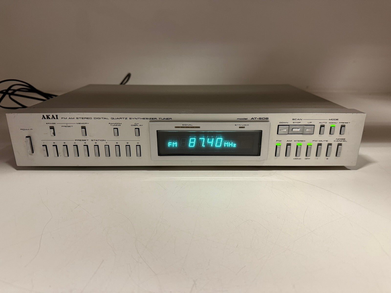 Akai AT - 506 FM AM Stereo Digital Quartz Synthesizer Tuner