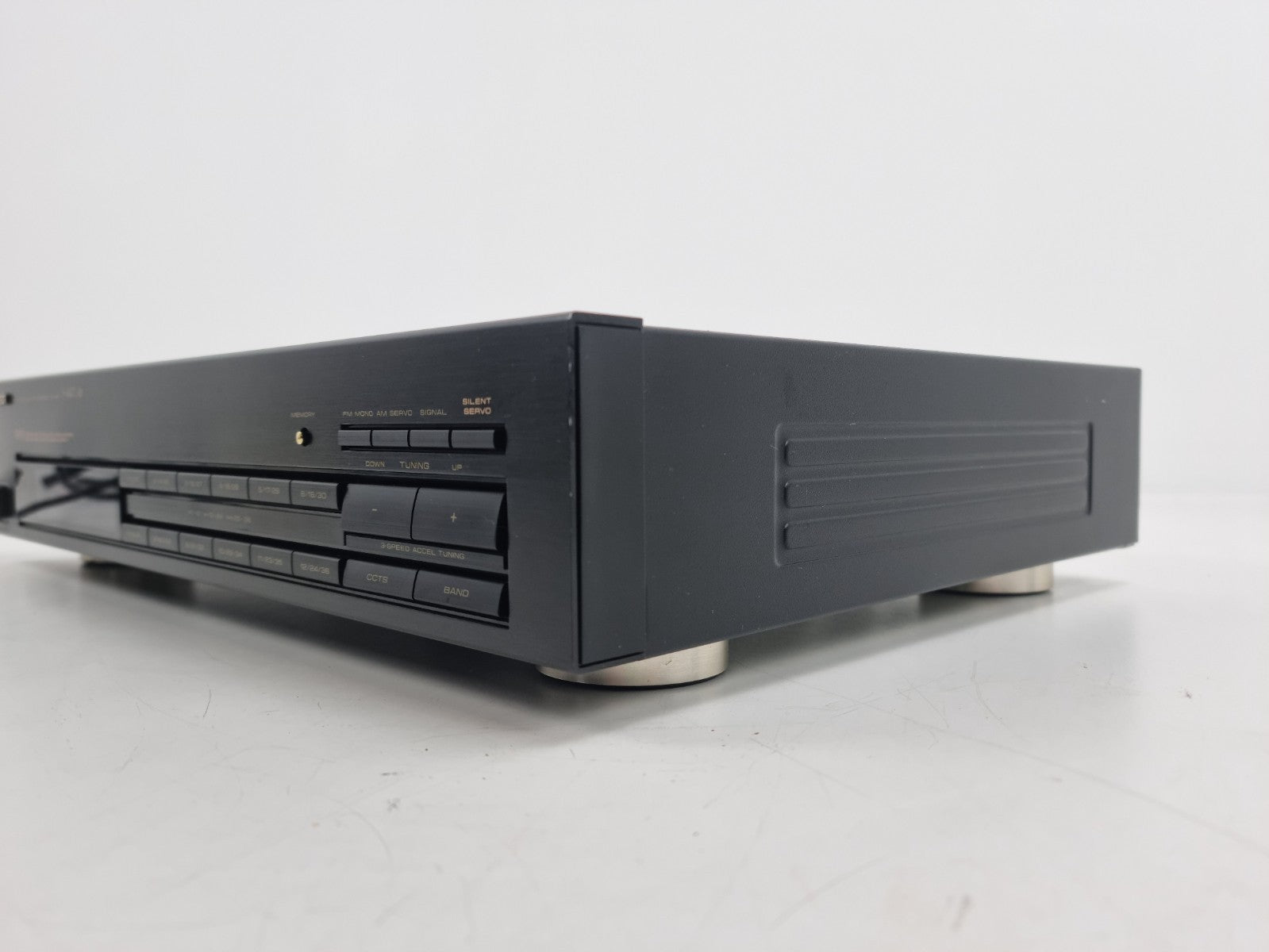 Pioneer F-447L - FM/AM Digital Synthesizer - Tuner - Mint condition