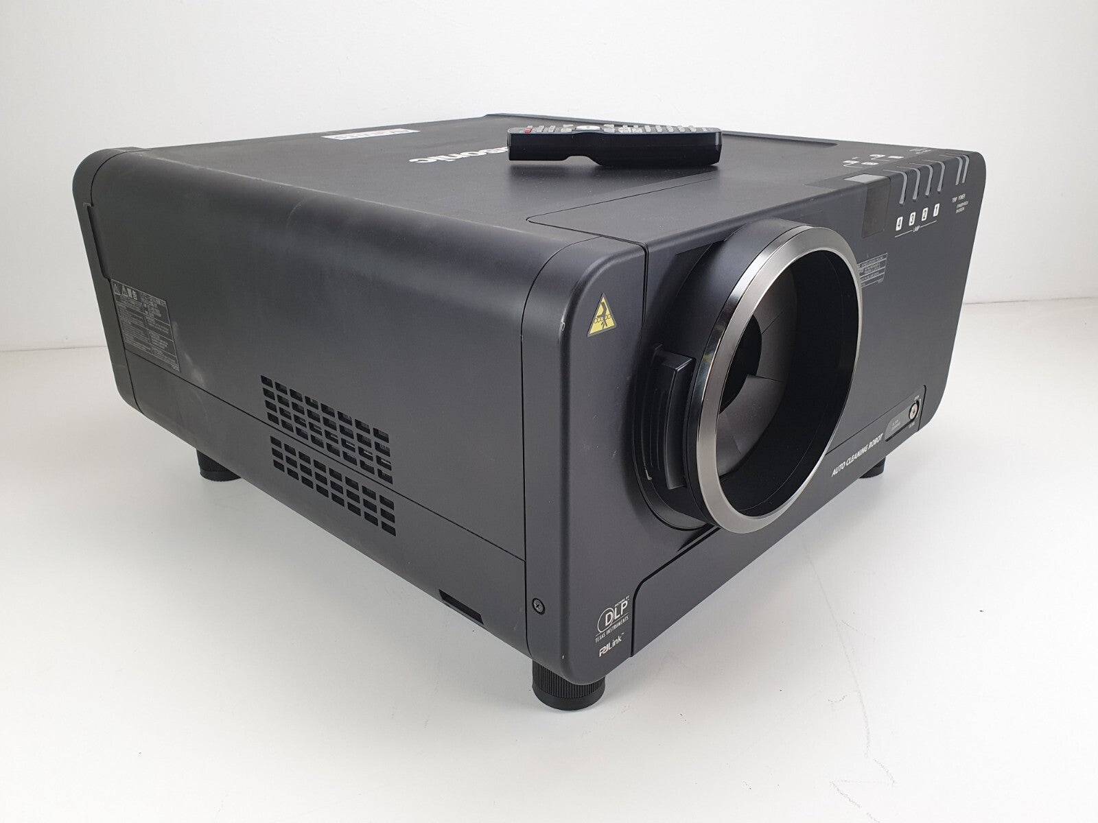 Panasonic PT-D1000E Big projector in flightcase, with flight frame,  ET-D75LE2