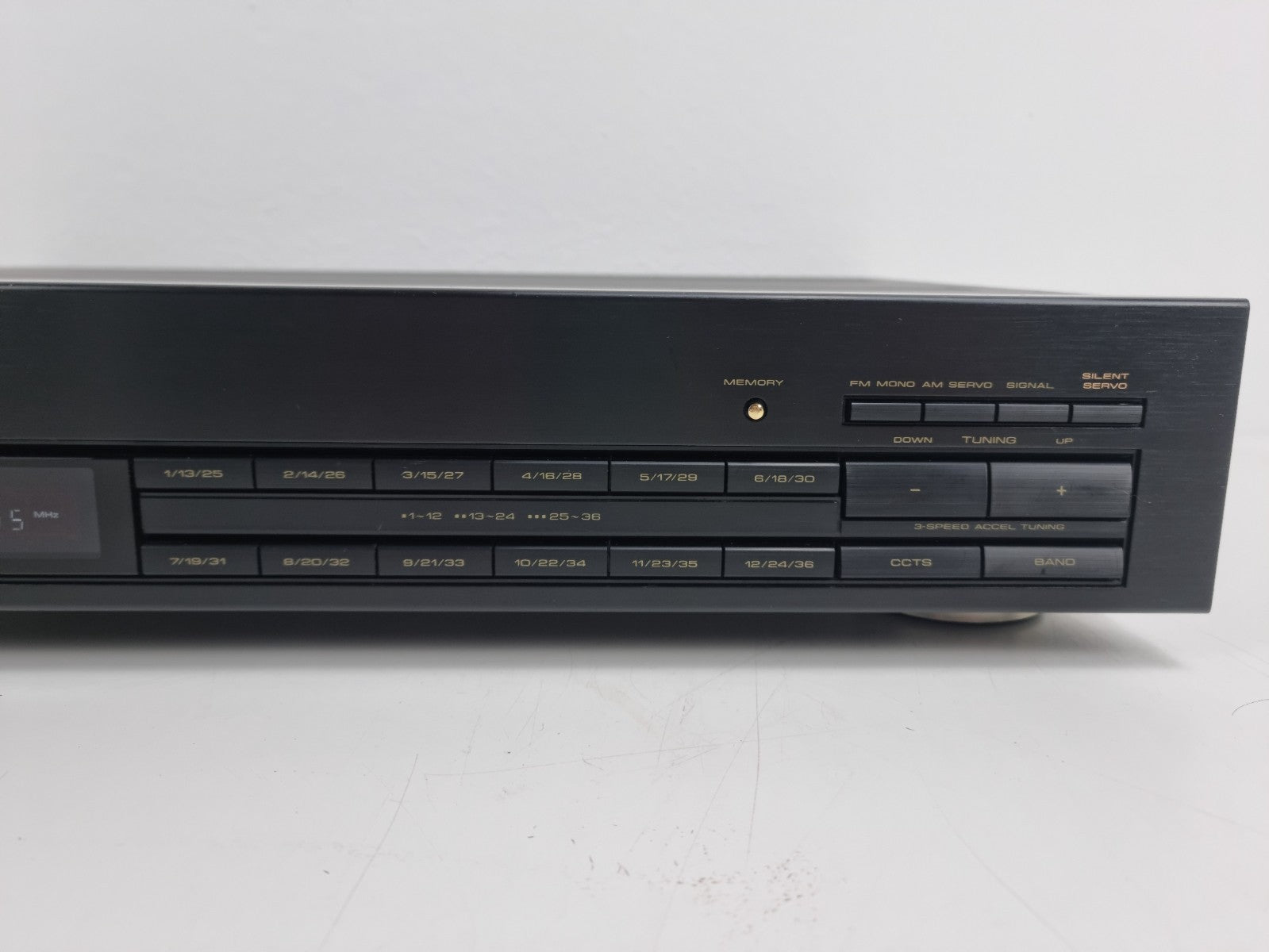 Pioneer F-447L - FM/AM Digital Synthesizer - Tuner - Mint condition