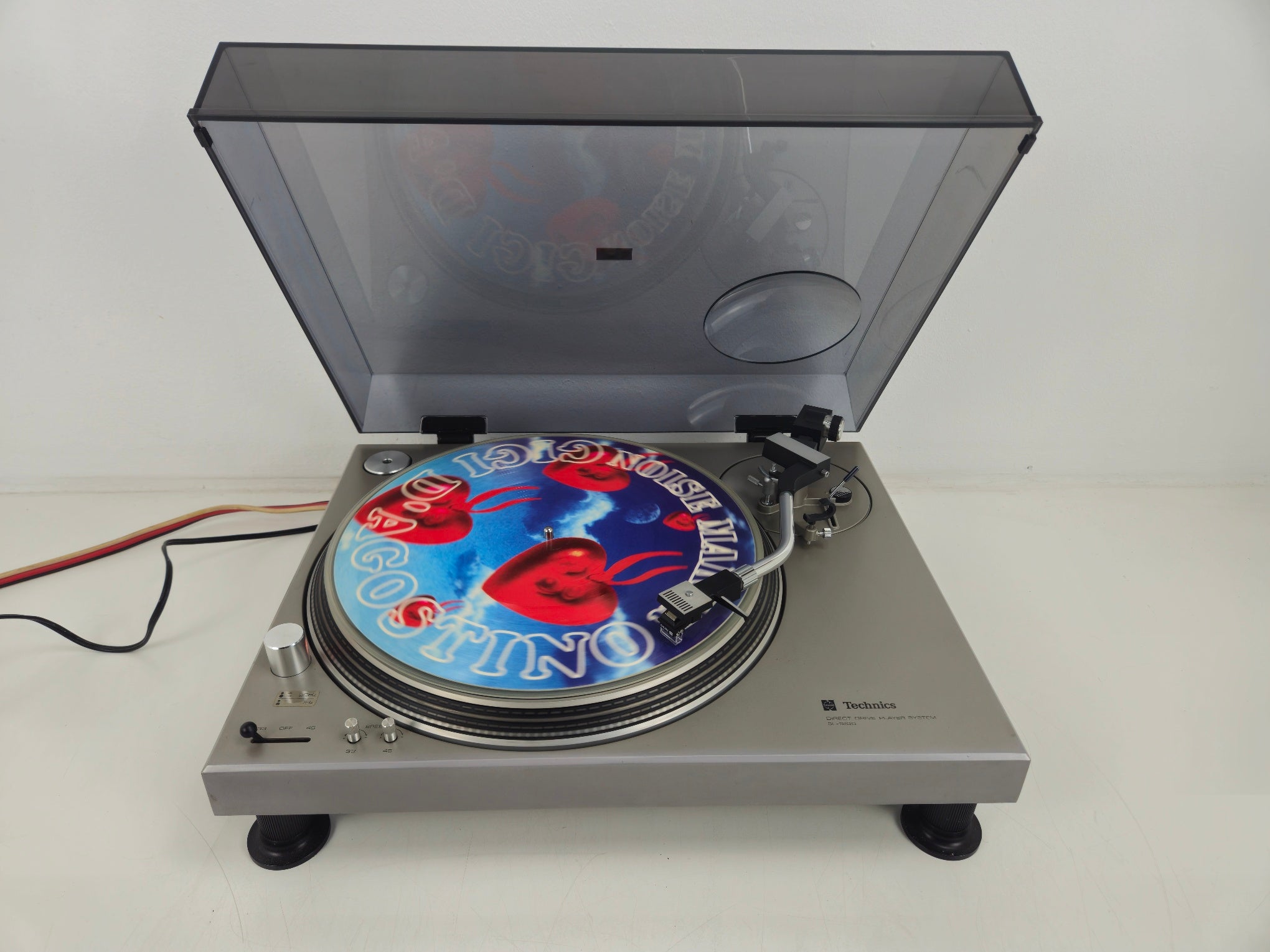 Technics - SL1200 MK1 - Direct-Drive Turntable - Dustcover - Shure SDS3 Cartridge