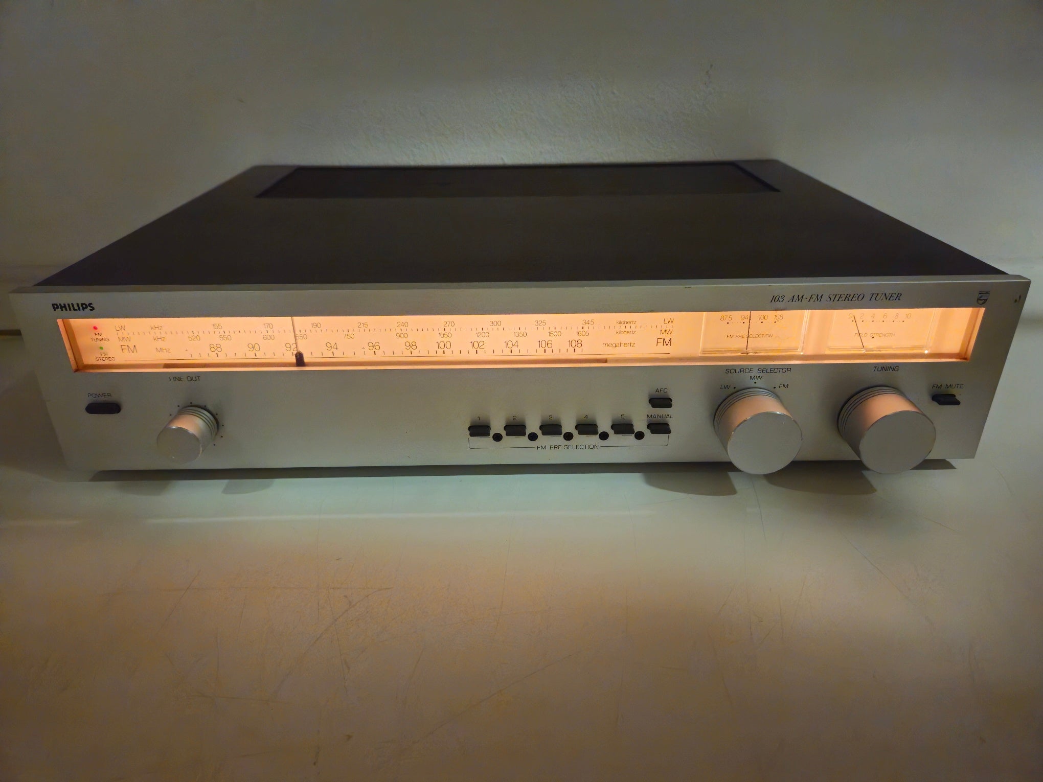 Philips - AH103 - AM-FM Stereo Tuner
