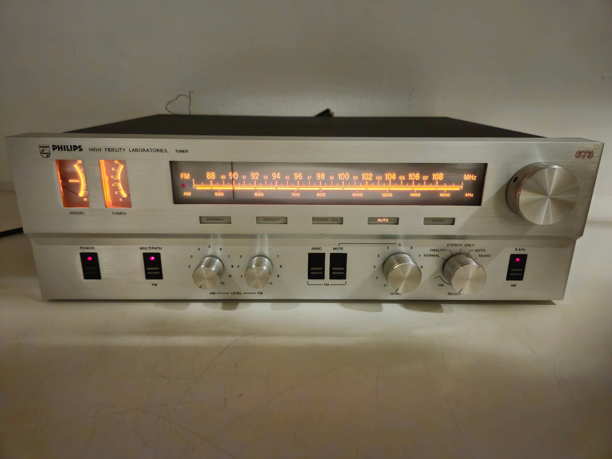 Philips -AH673 - AM/FM stereo tuner - Serviced/Recapped