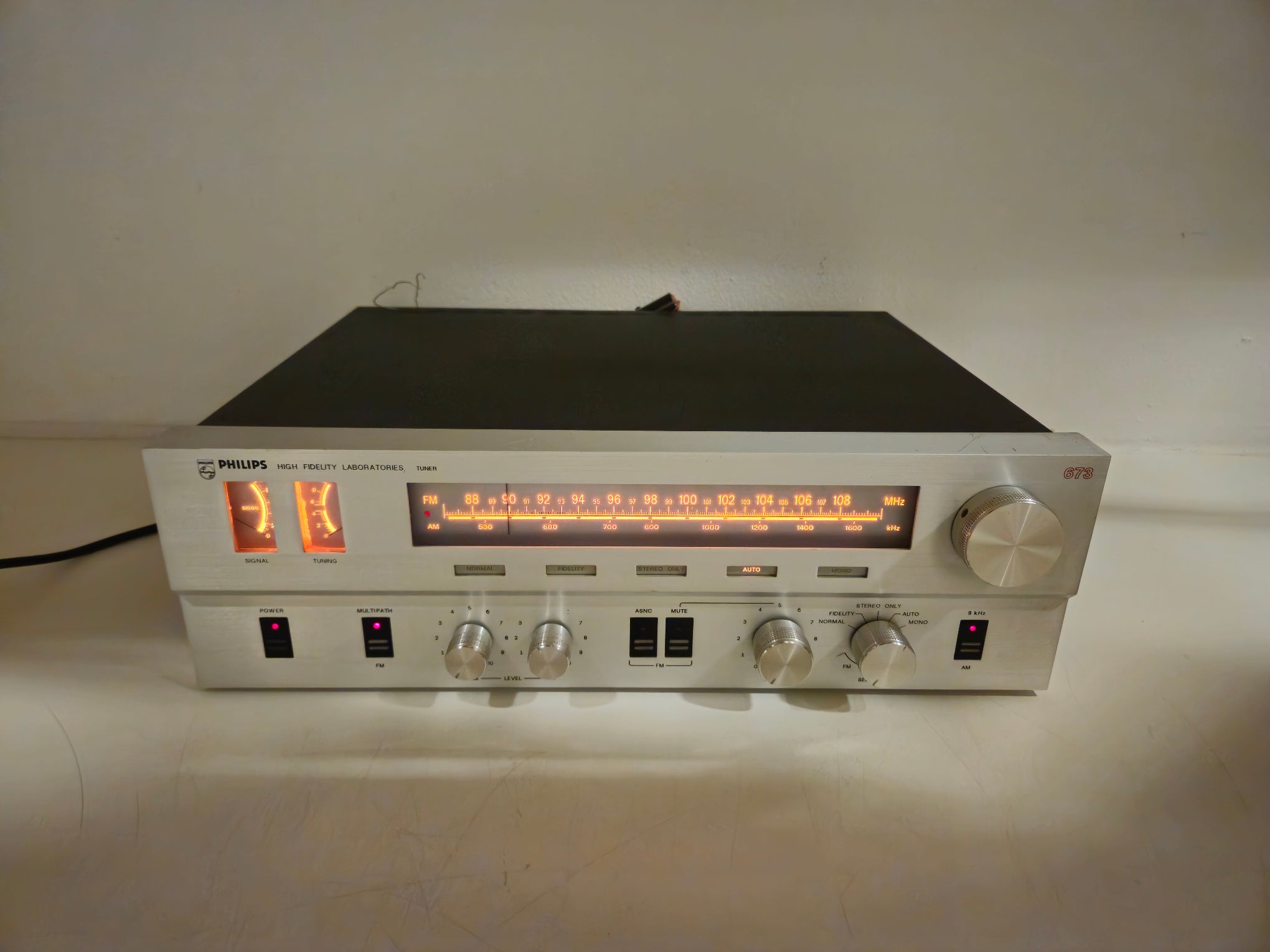Philips -AH673 - AM/FM stereo tuner - Serviced/Recapped