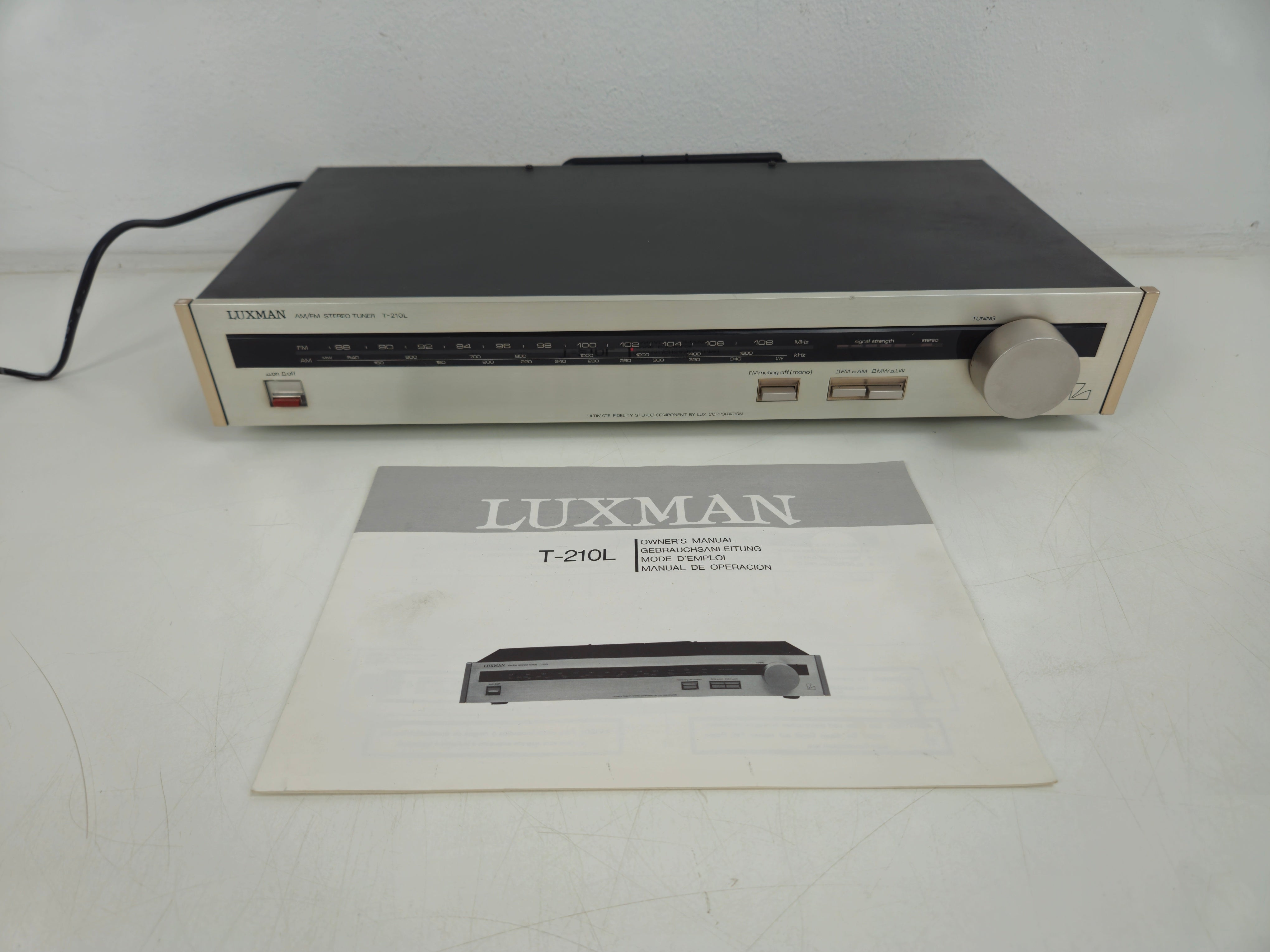 Luxman - T-210L- FM/LW/MW Stereo Tuner - In Box