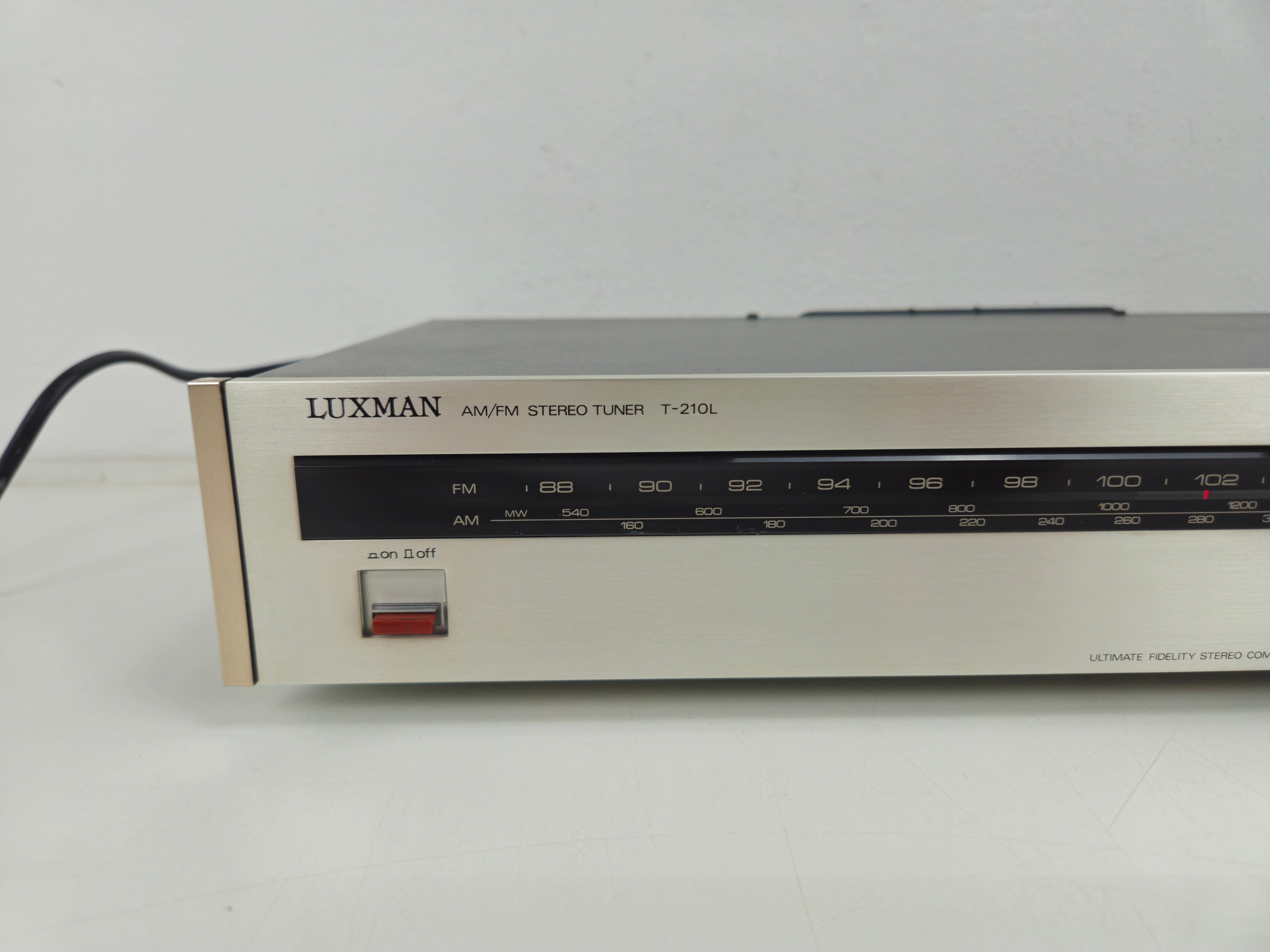 Luxman - T-210L- FM/LW/MW Stereo Tuner - In Box