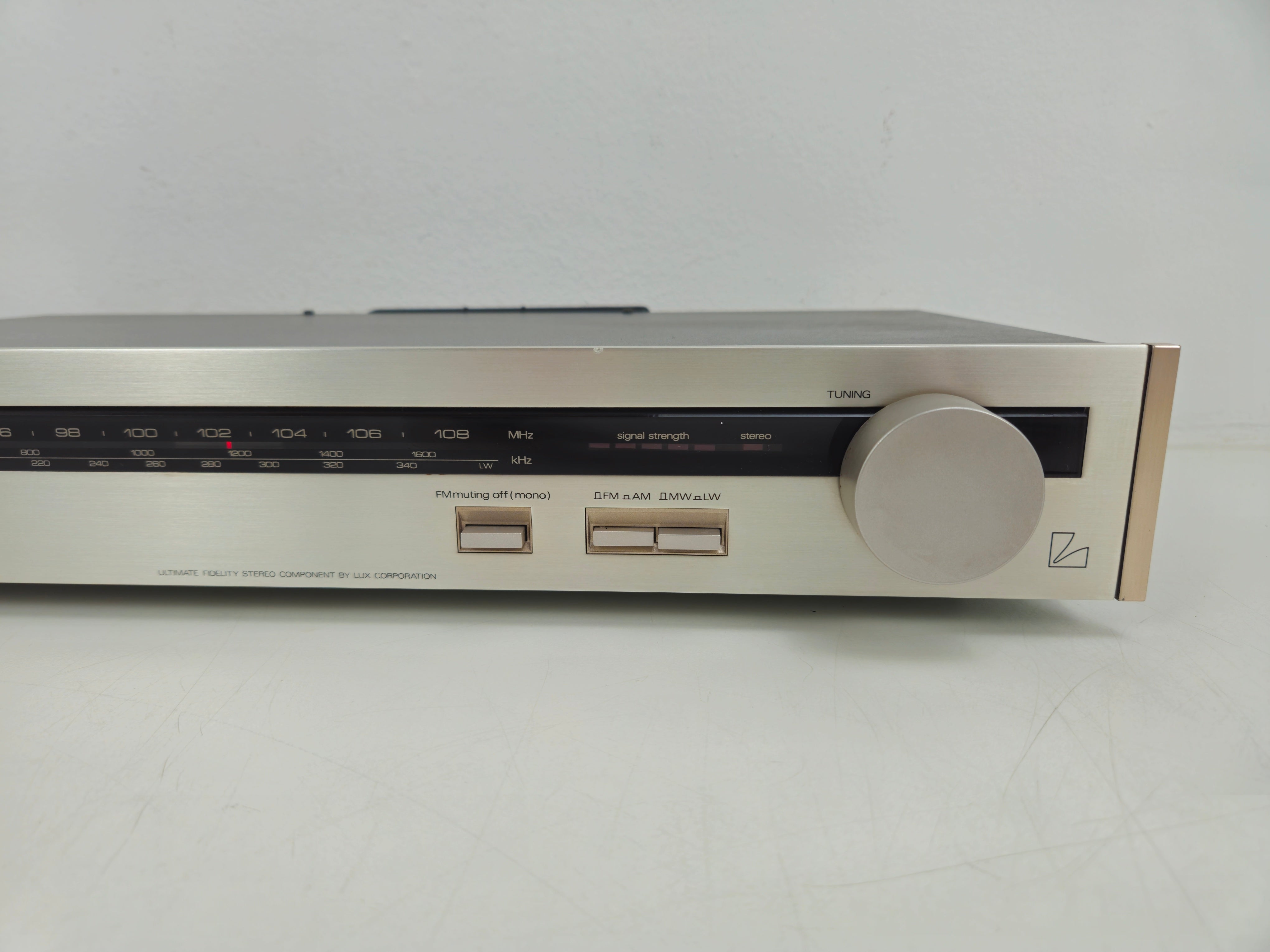 Luxman - T-210L- FM/LW/MW Stereo Tuner - In Box