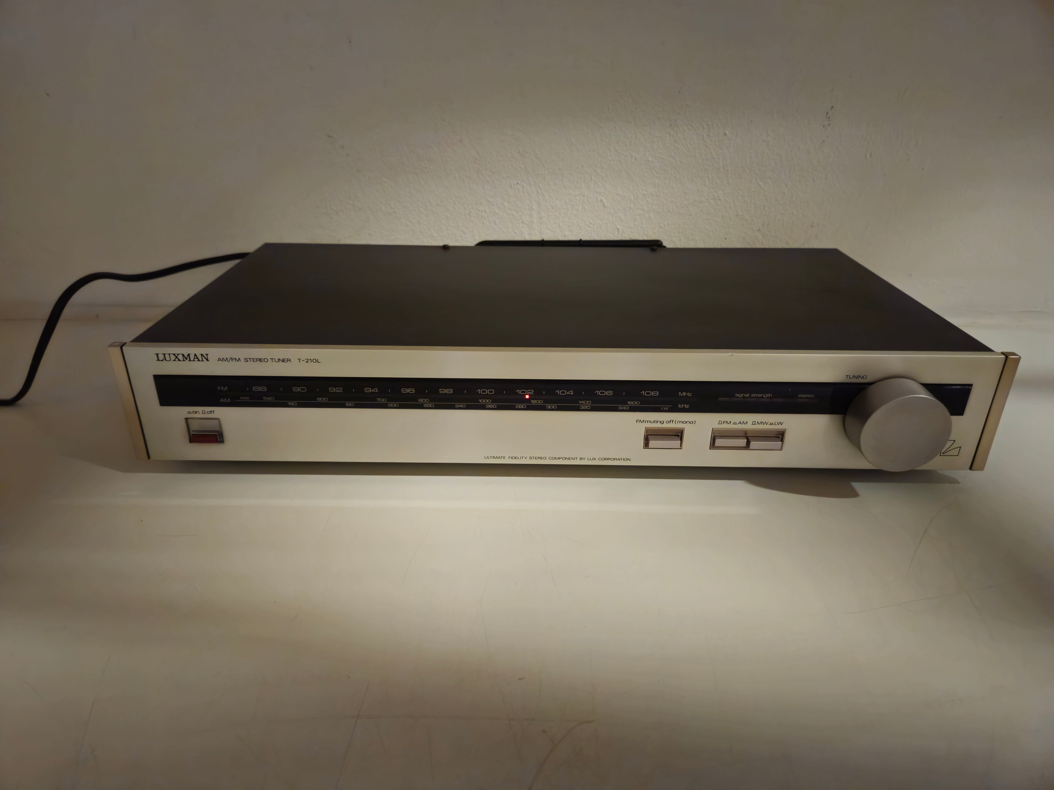 Luxman - T-210L- FM/LW/MW Stereo Tuner - In Box