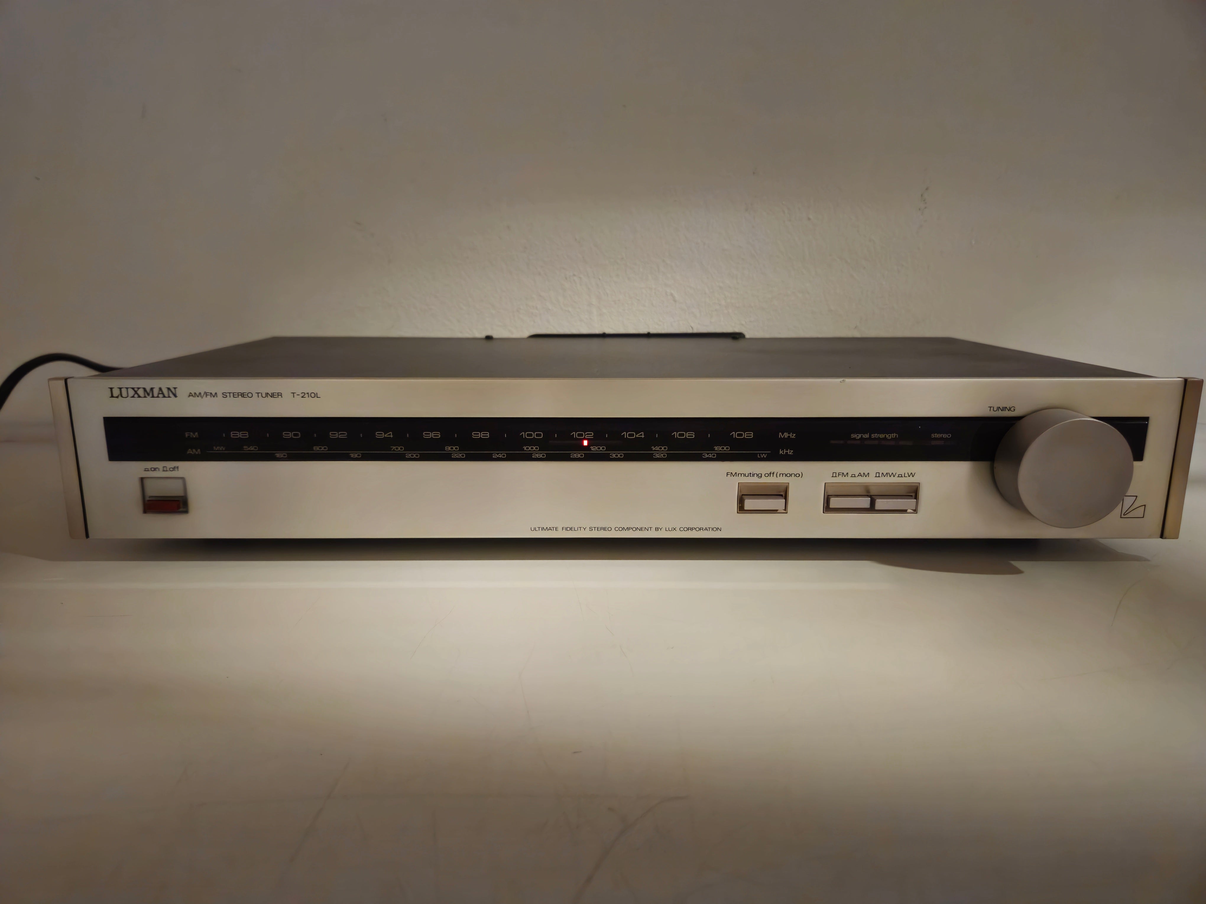 Luxman - T-210L- FM/LW/MW Stereo Tuner - In Box