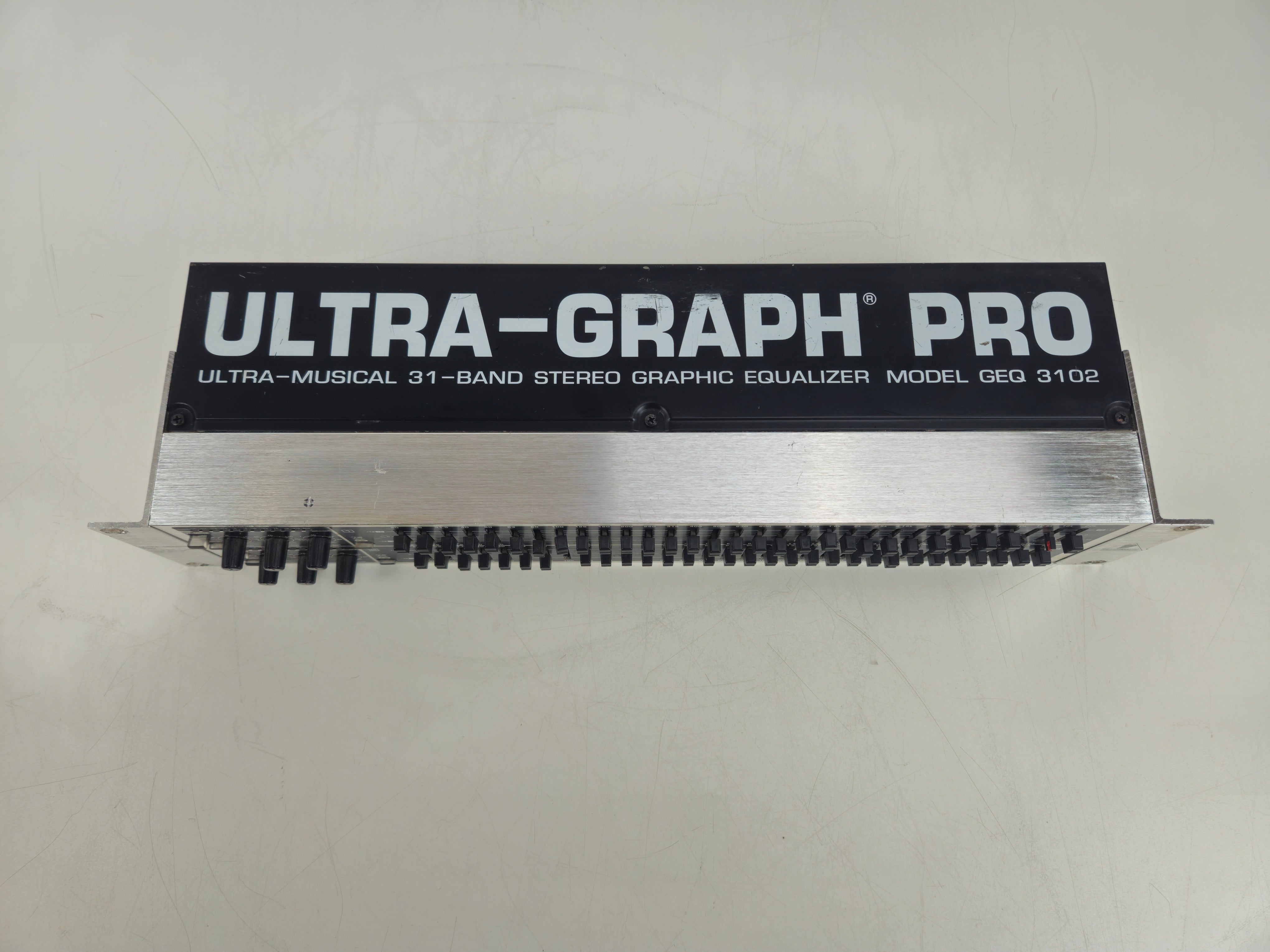 Behringer - GEQ 3102 - Ultra-Musical 31-Band Stereo Graphic Equalizer