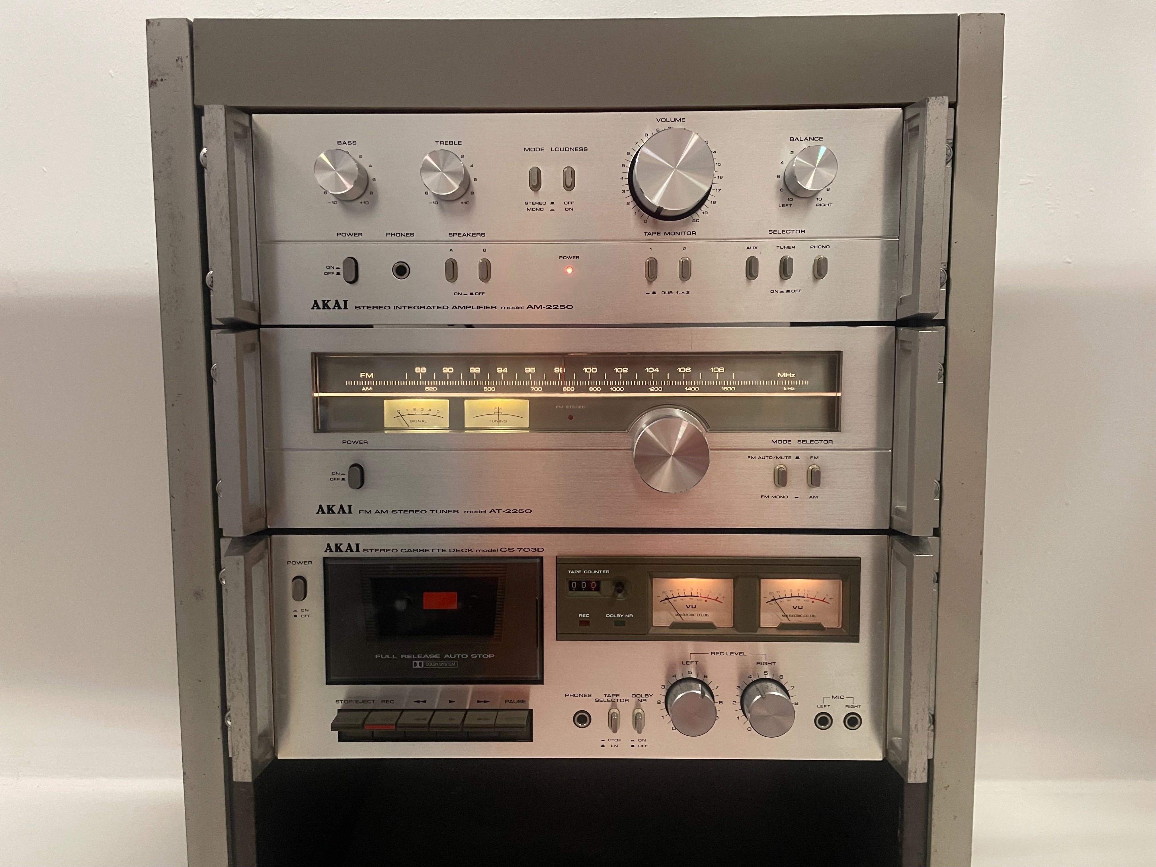 AKAI - AM-2250 / AT-2250 / CS-703D in Original AKAI Rack