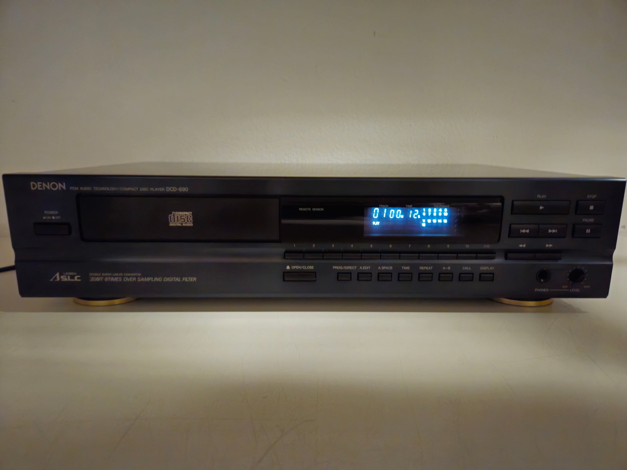 Denon - DCD-690 - Compact Disc Player - With Remote