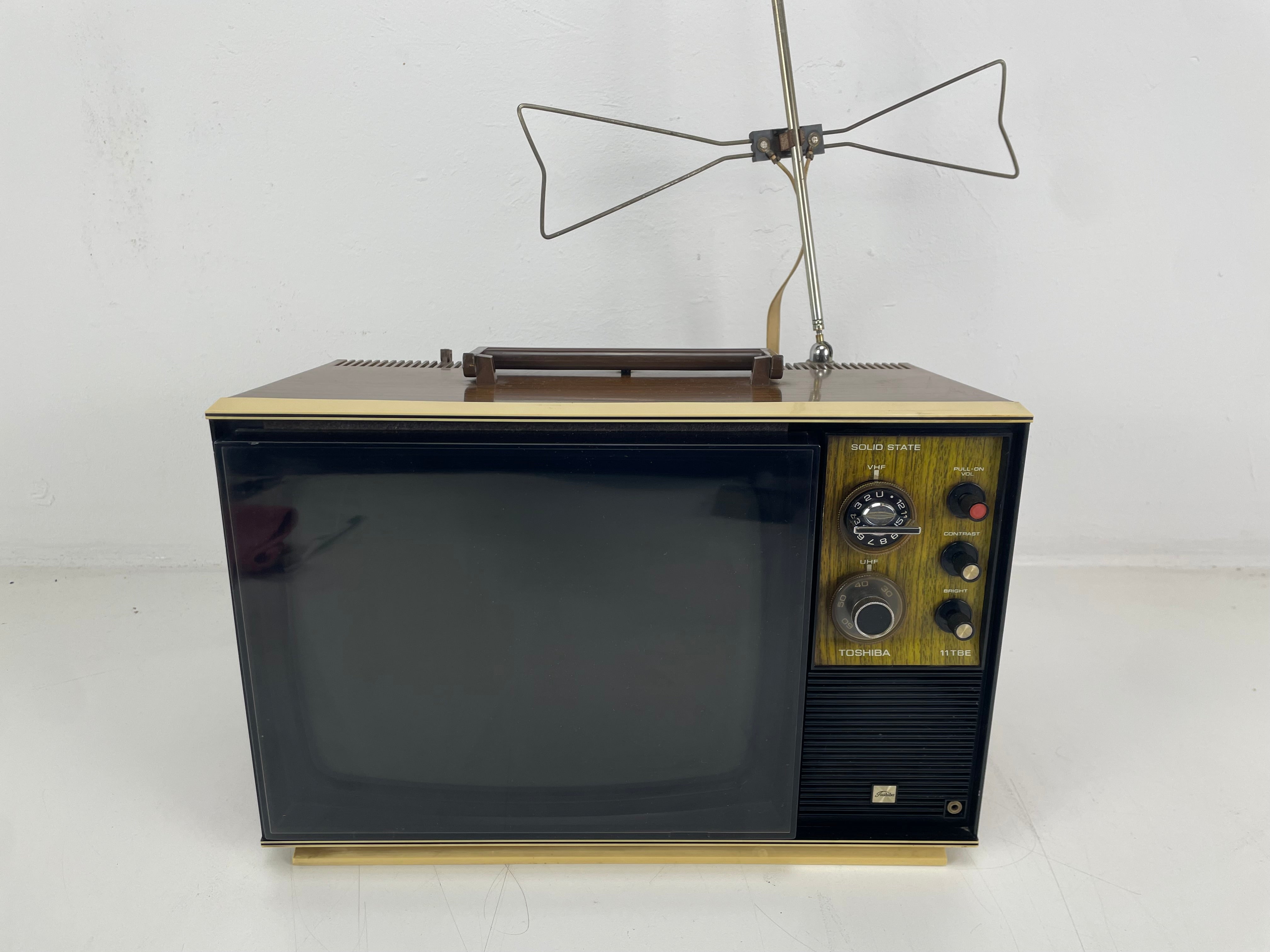 Toshiba - 11TBE - RF TV - W/ Anthena and Powercable