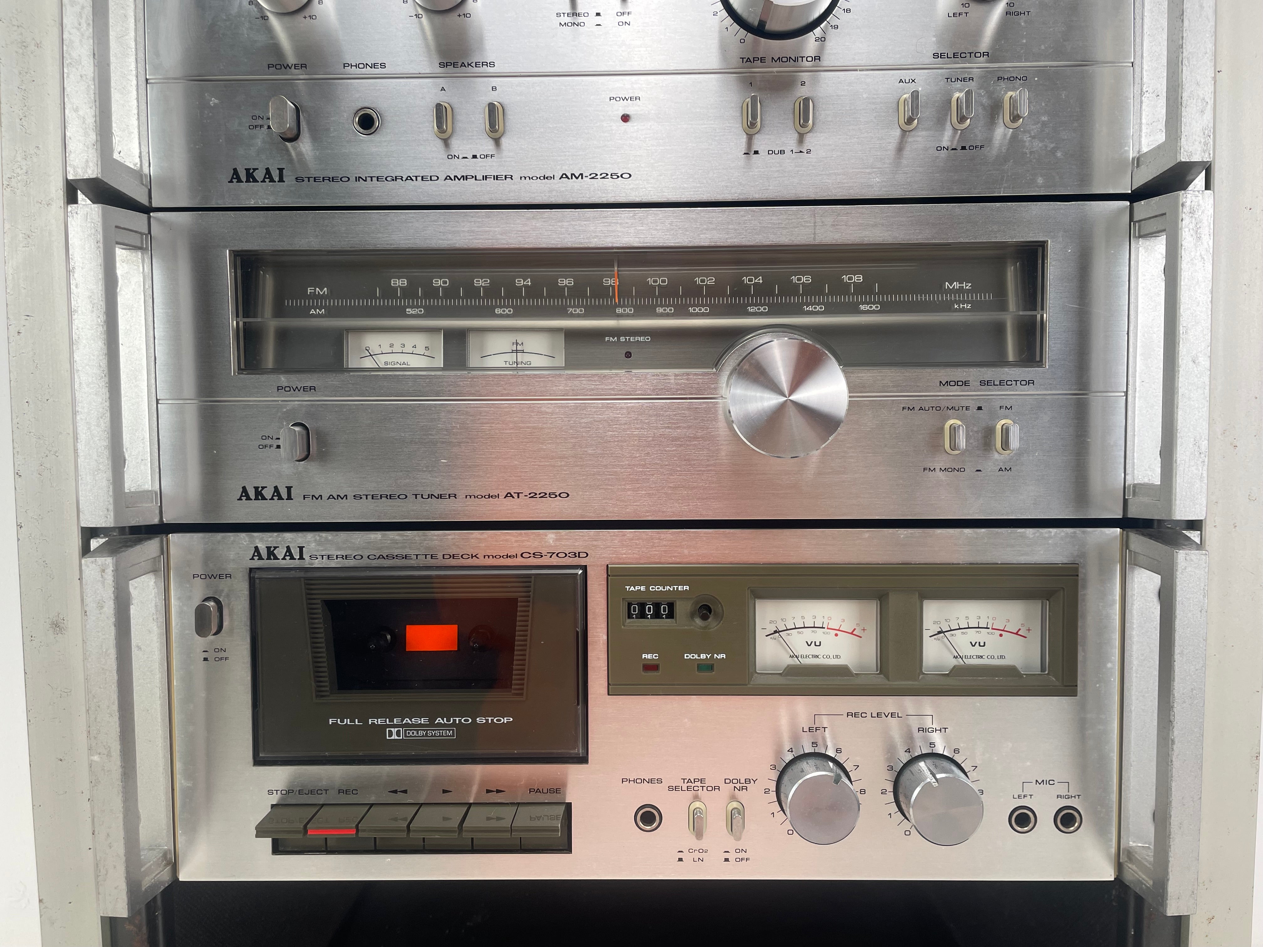 AKAI - AM-2250 / AT-2250 / CS-703D in Original AKAI Rack