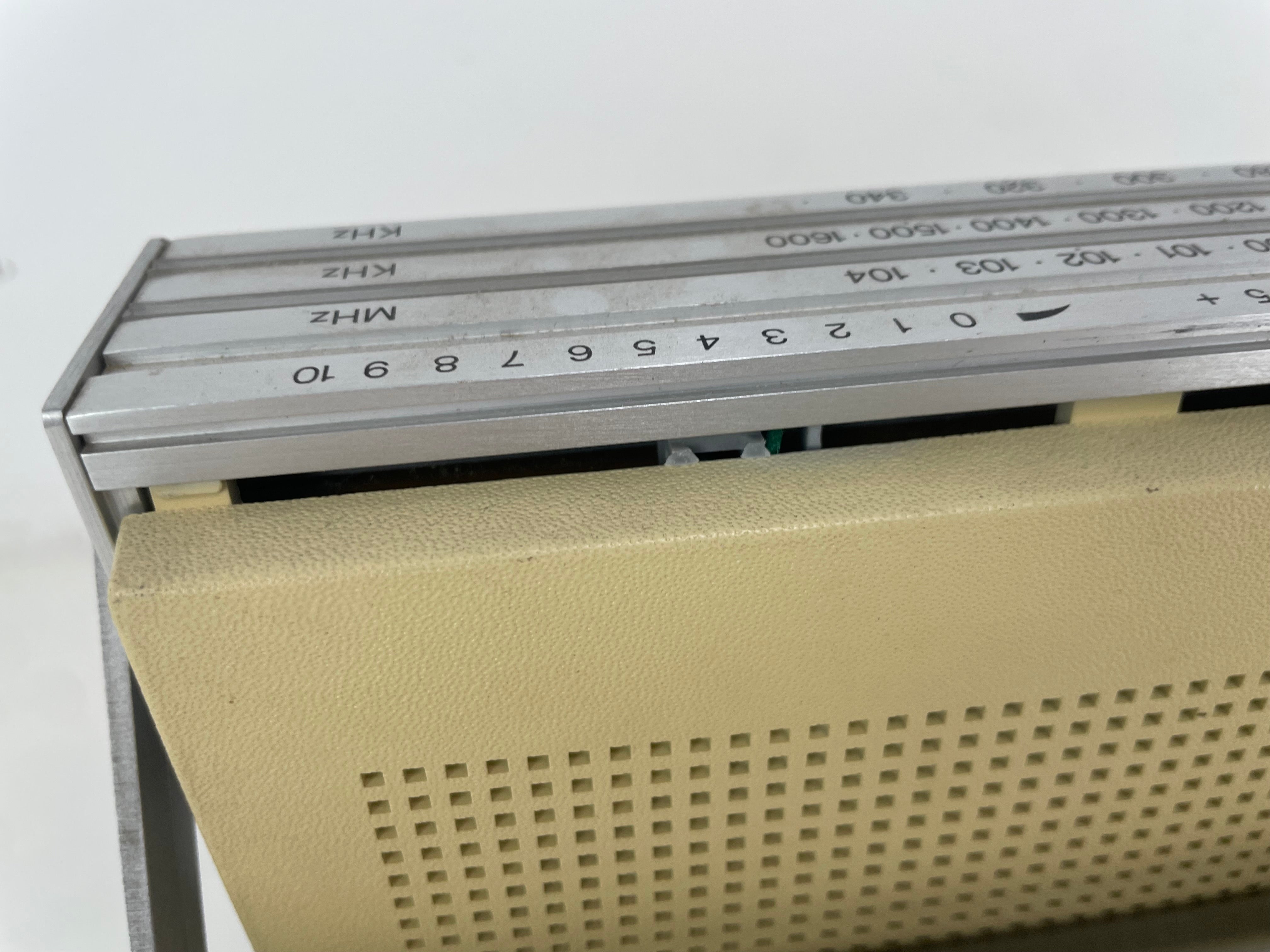 Bang & Olufsen - Beolit 700 - Portable Radio