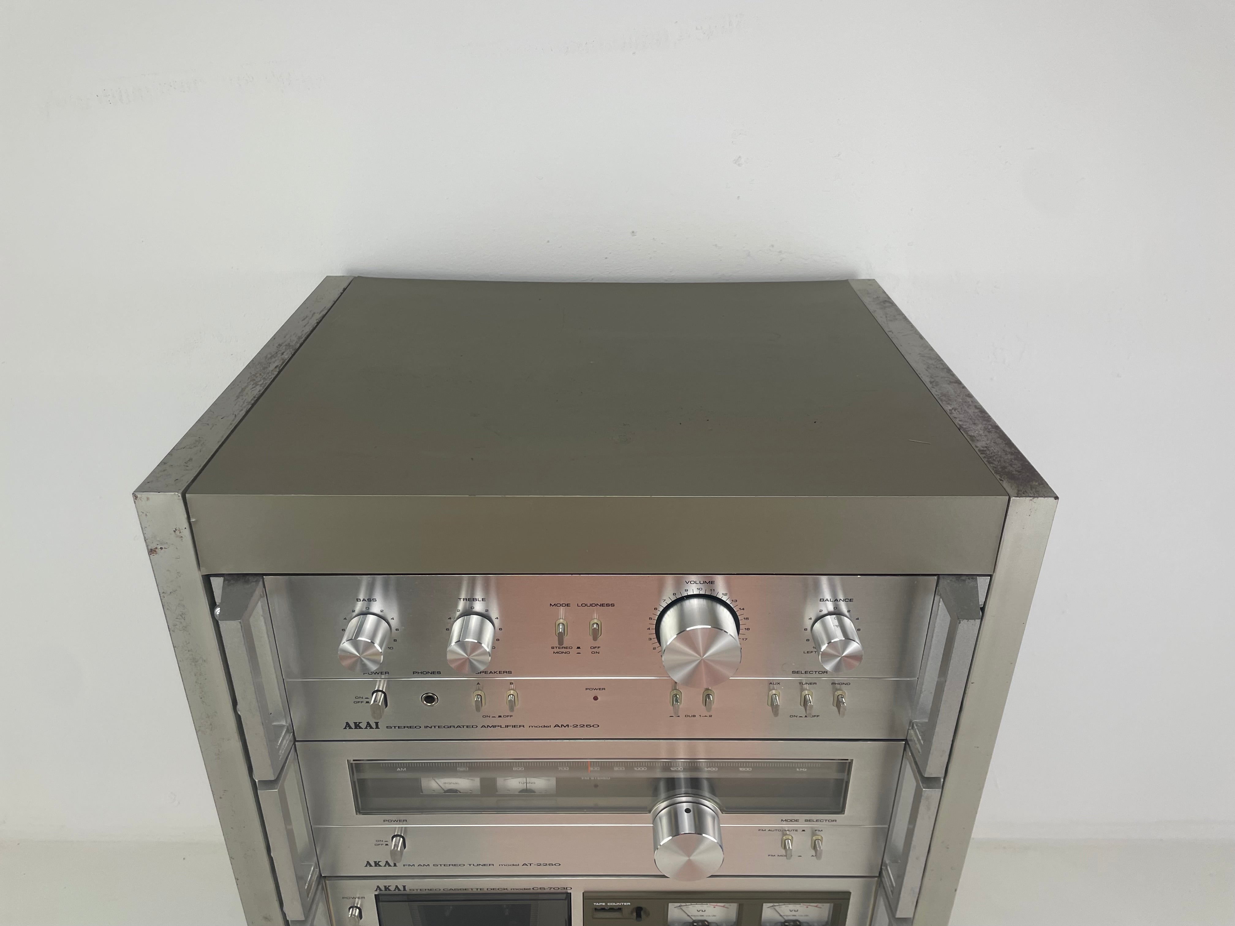 AKAI - AM-2250 / AT-2250 / CS-703D in Original AKAI Rack