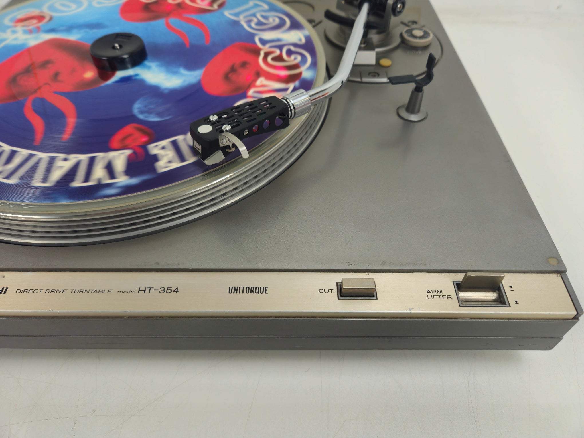 Hitachi - HT-354 - 2-Speed Direct-Drive Turntable