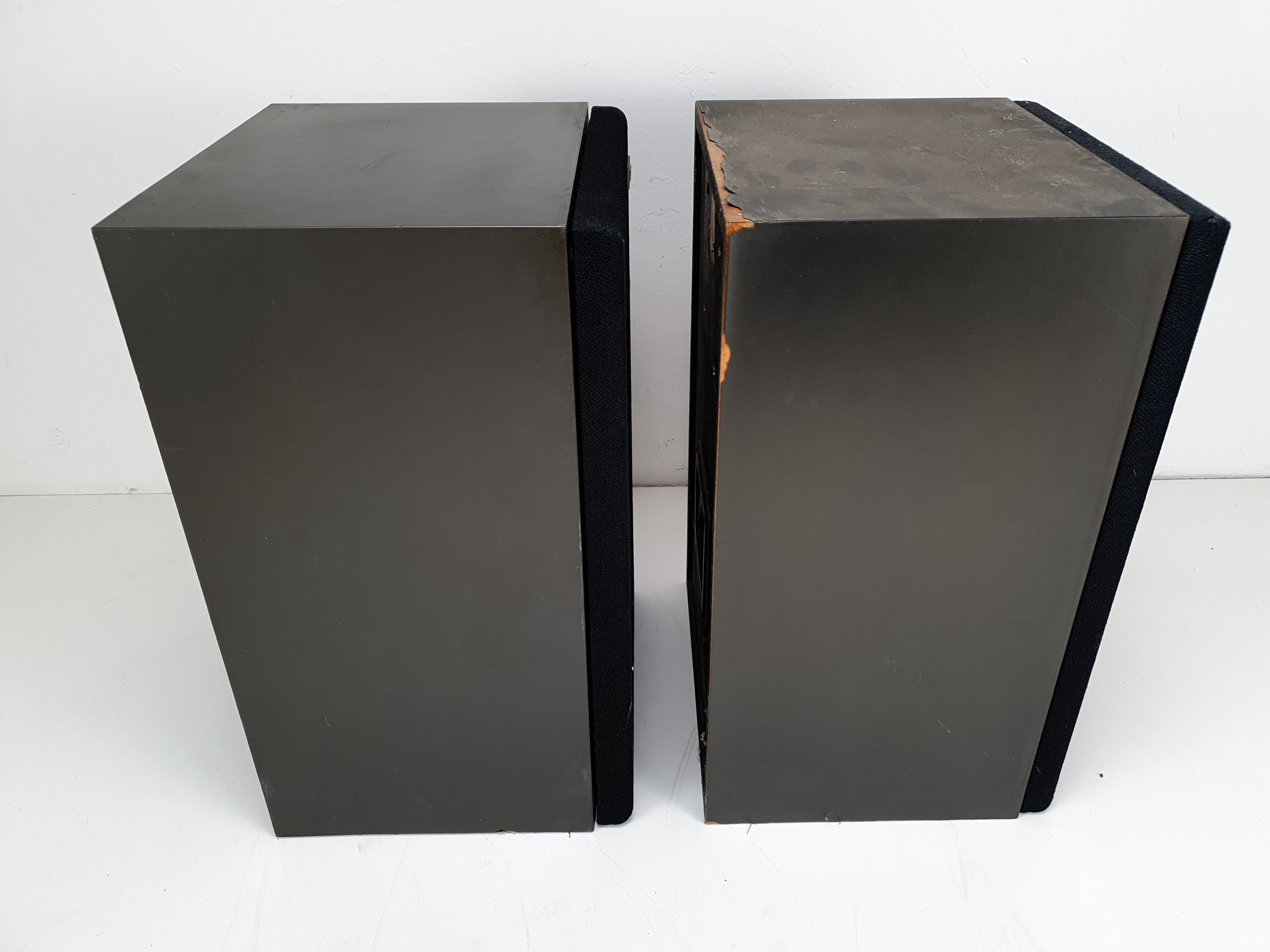 Akai SR-1100 Vintage bookshelf speakers - One not fully working