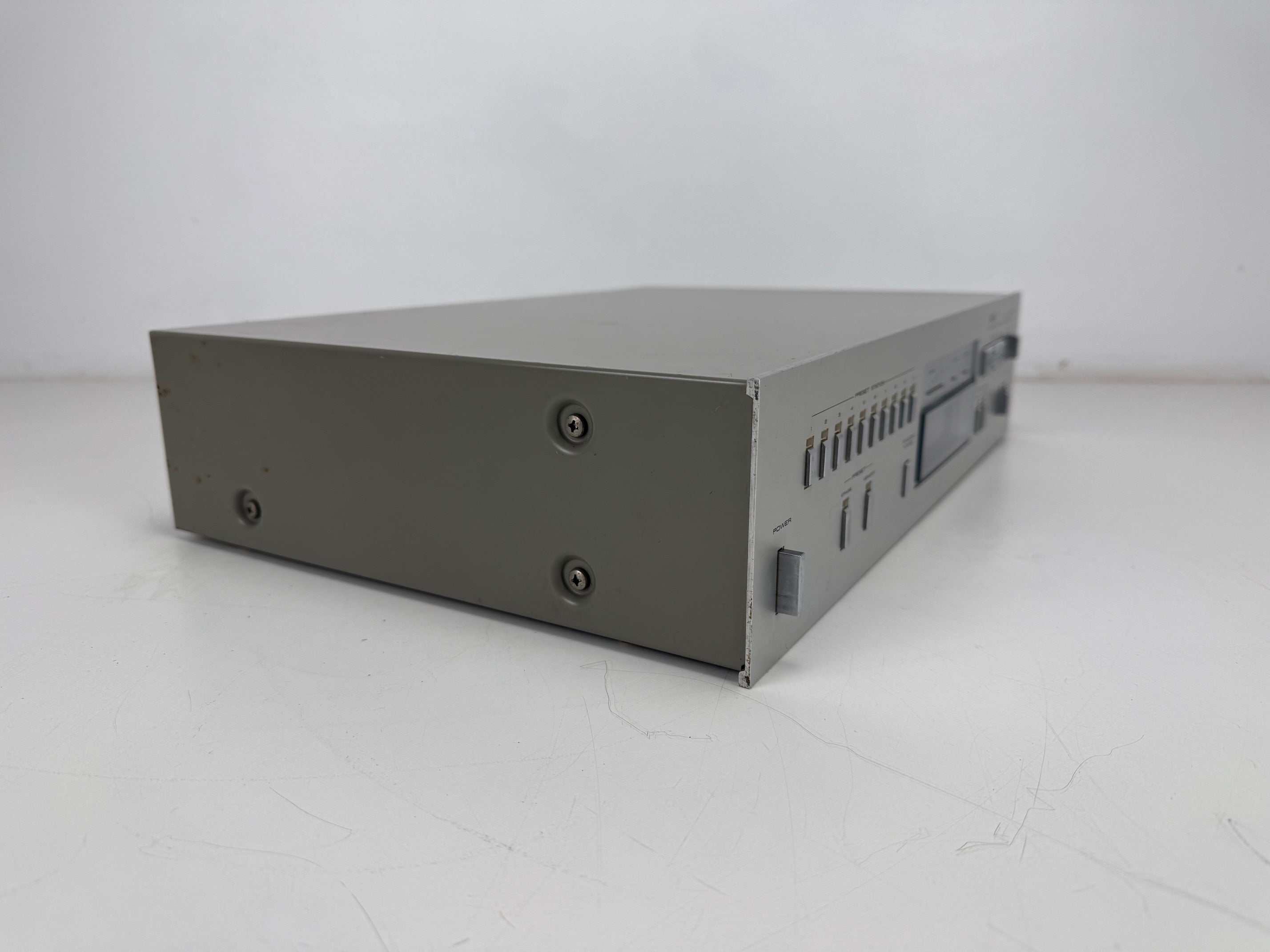 Akai Model AT-S55 FM/AM kwarts synthesizer tuner