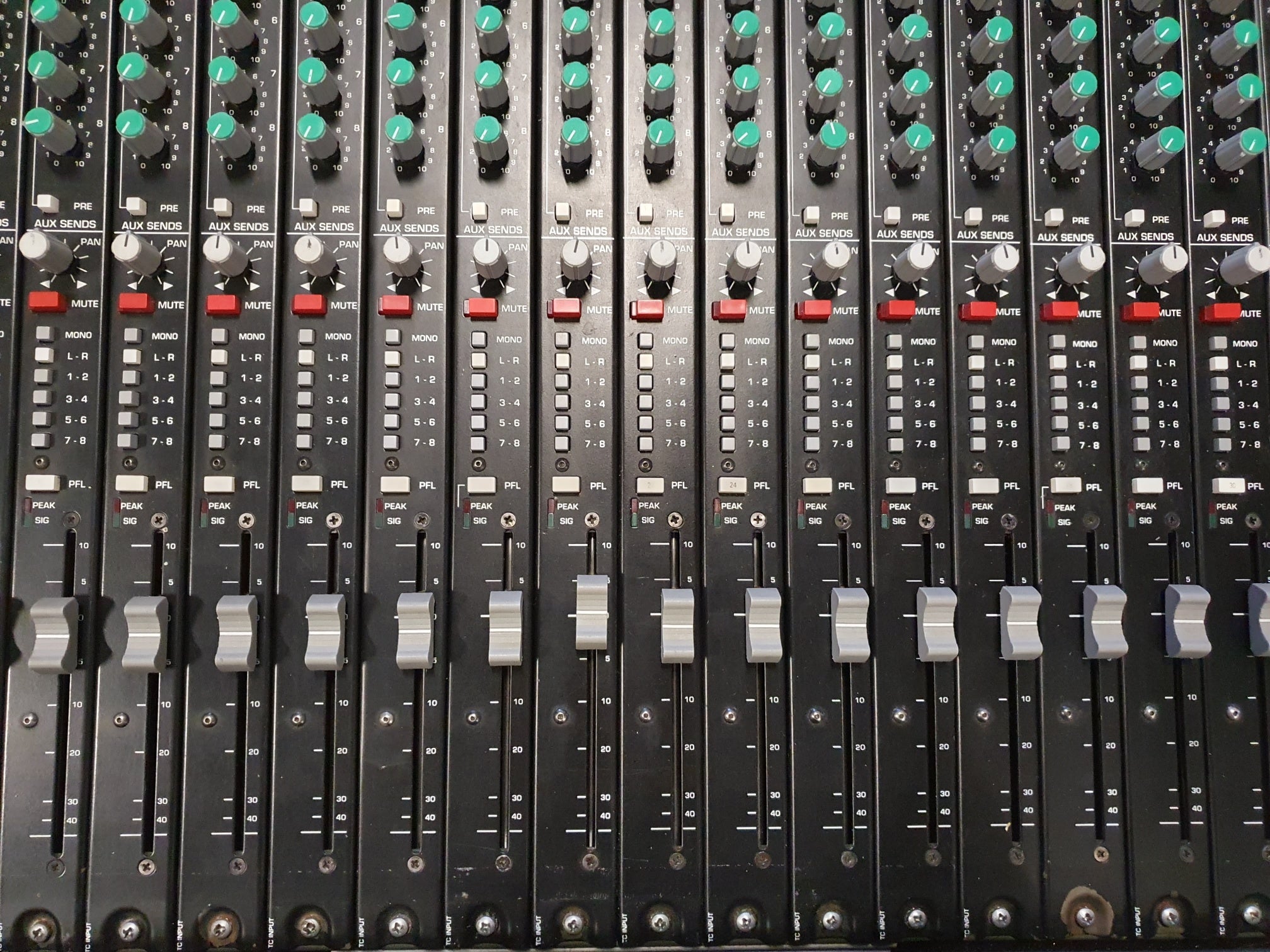 Crest Audio live/studio mengpaneel - 32-8-2 - Inclusief voeding en flightcase - Wordt verkocht zoals het is