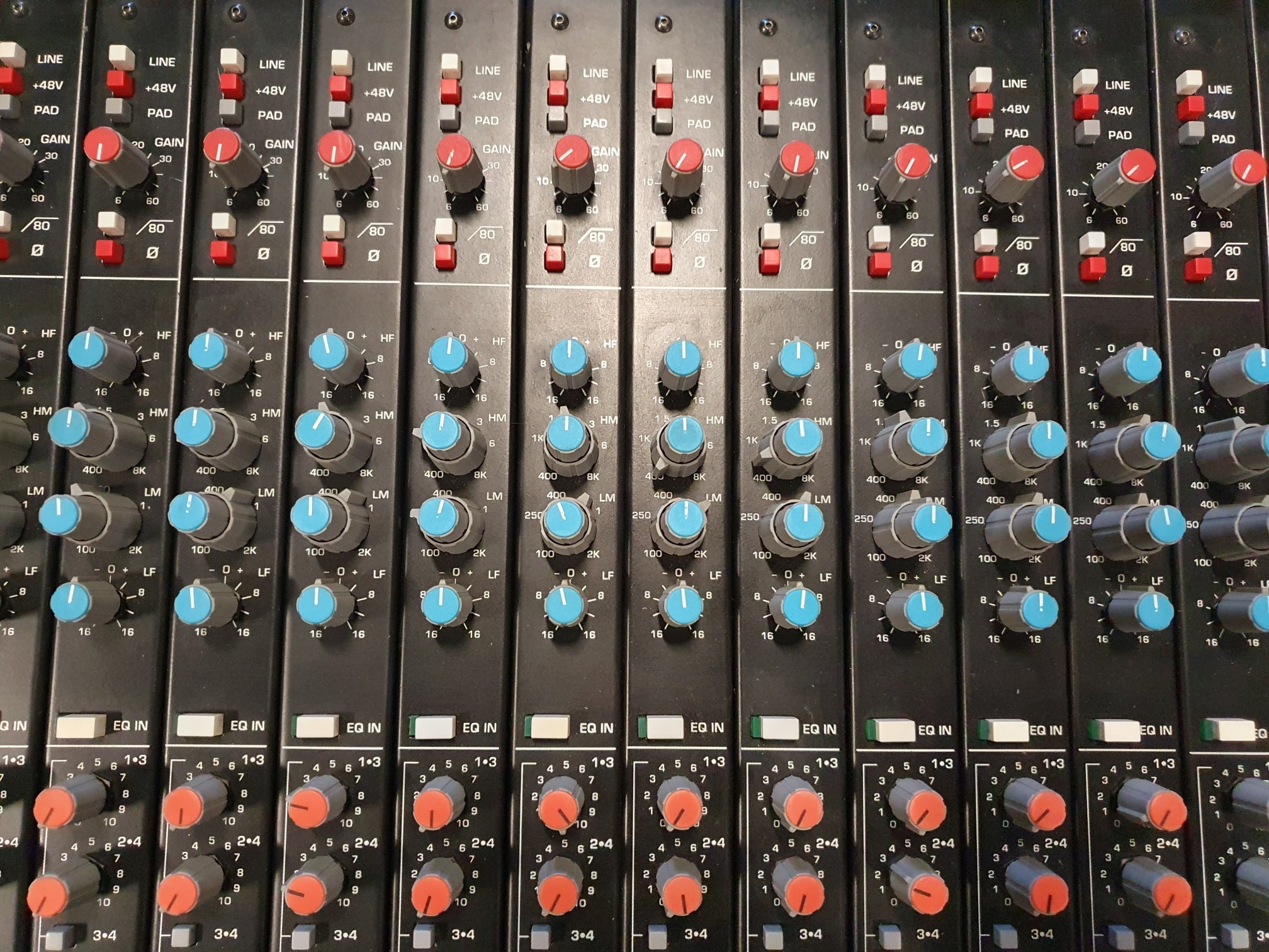 Crest Audio live/studio mengpaneel - 32-8-2 - Inclusief voeding en flightcase - Wordt verkocht zoals het is