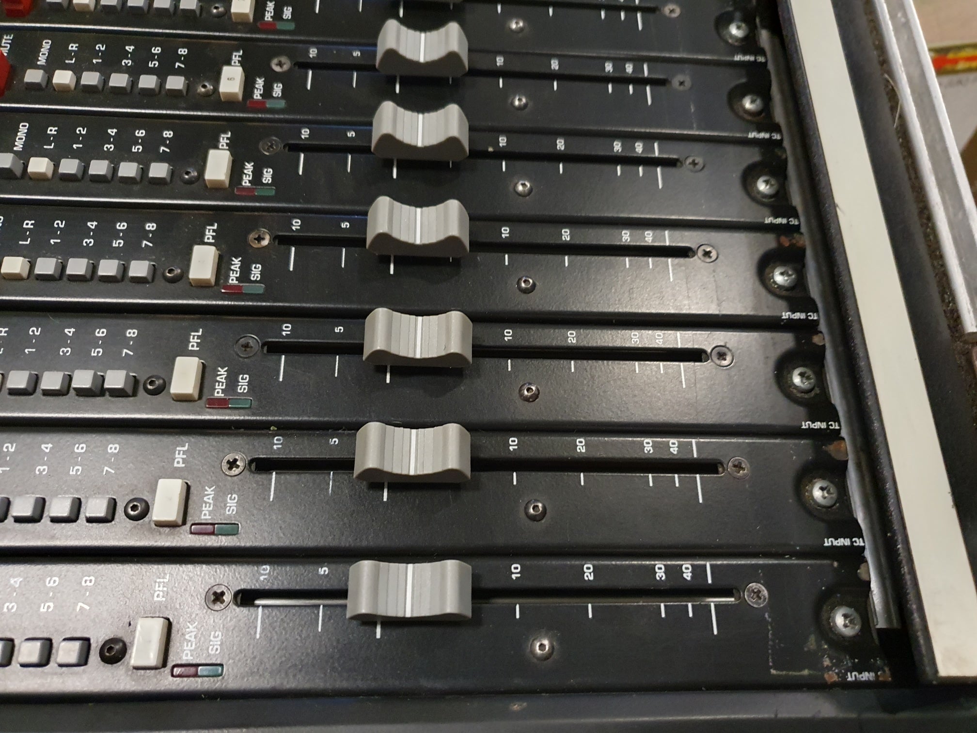 Crest Audio live/studio mengpaneel - 32-8-2 - Inclusief voeding en flightcase - Wordt verkocht zoals het is