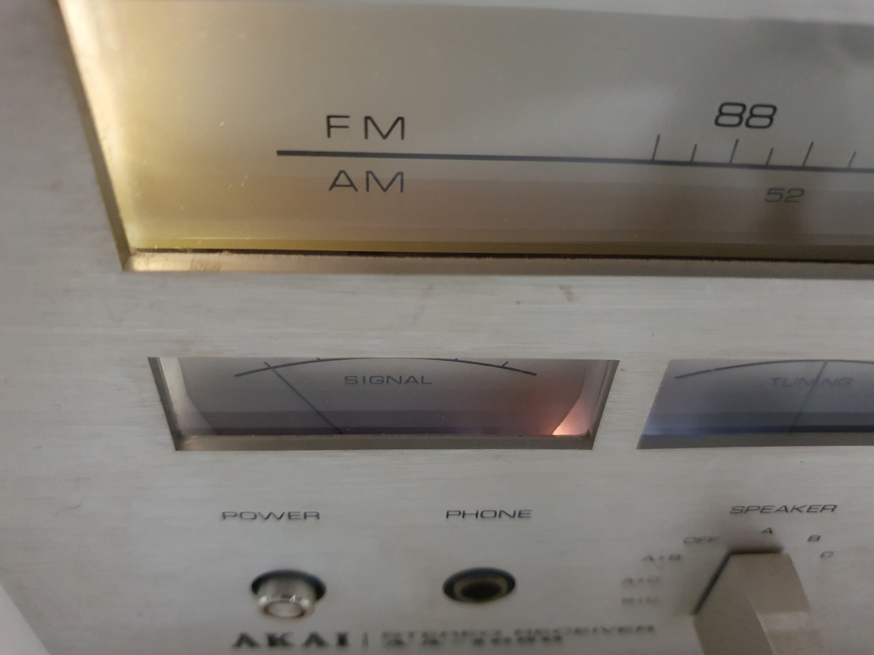 Akai AA-1050 Stereo receiver - 35w 4-16Ohm - Fully working