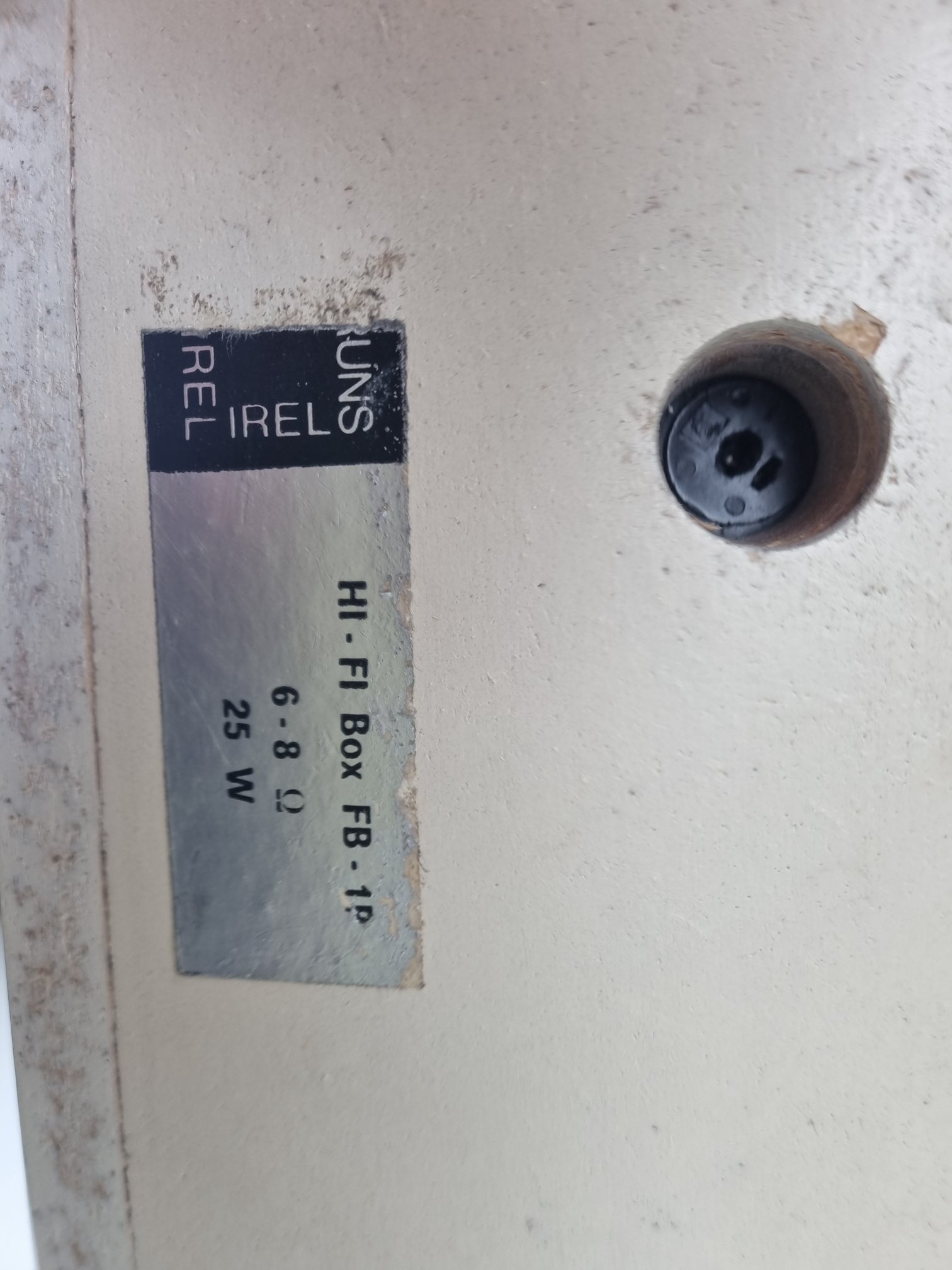 BRUNS IREL FB-1P - HI-FI-box - Heeft een tweepolige DIN-aansluiting