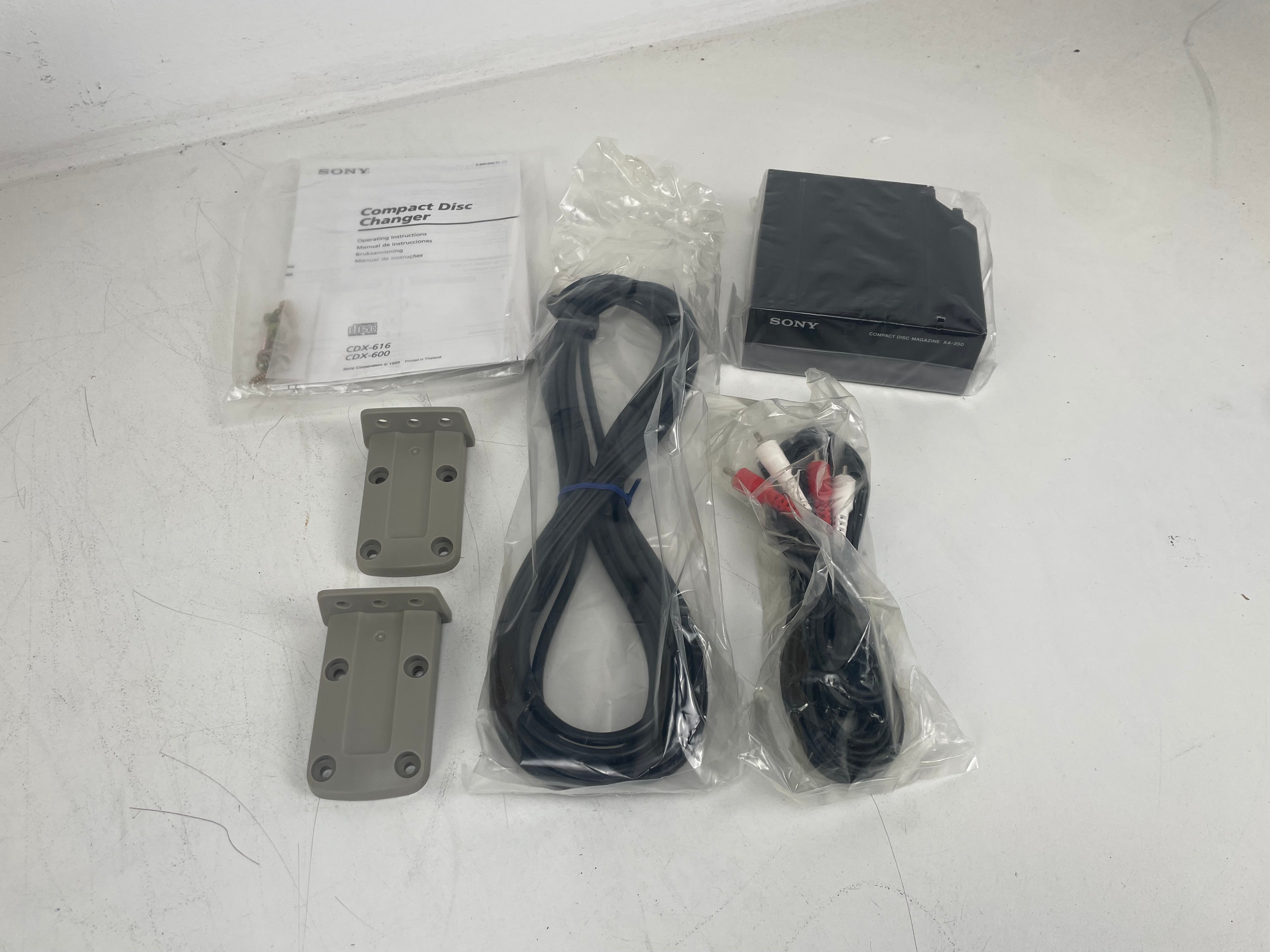 Sony - CDX616 - CD Changer - Inc. Original box/Accessoires - NOS