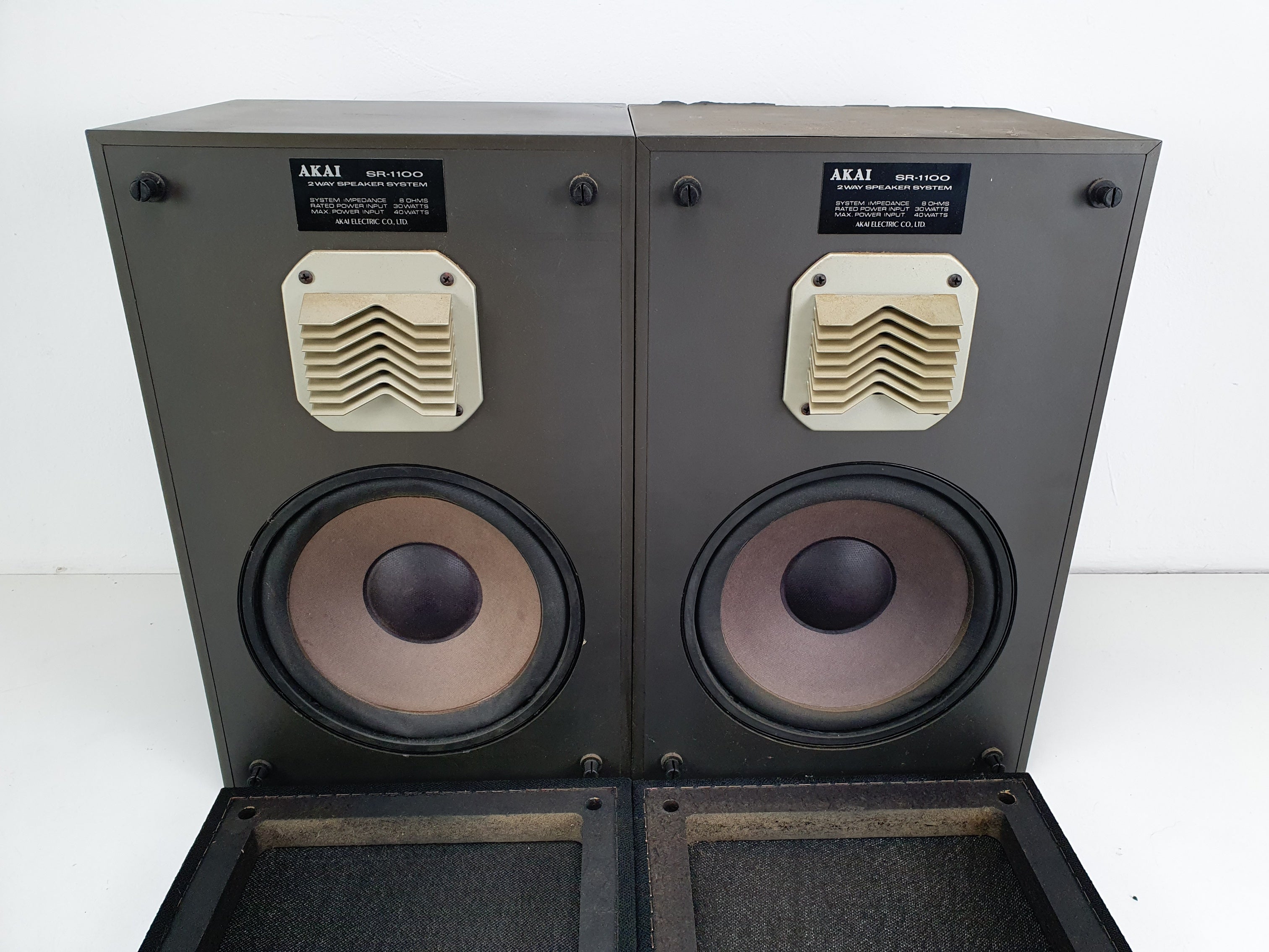 Akai SR-1100 Vintage bookshelf speakers - One not fully working