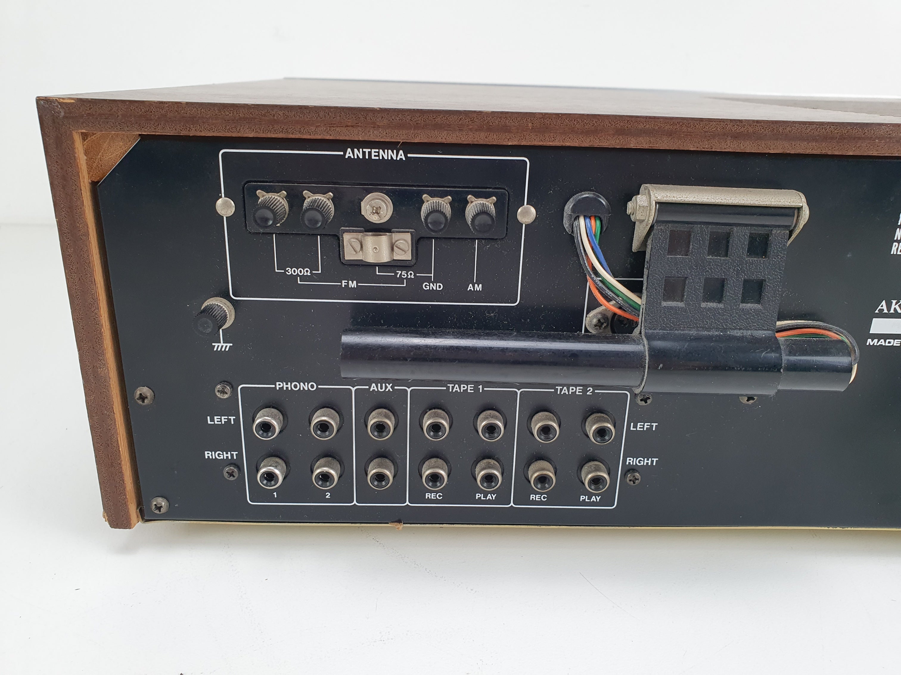 Akai AA-1050 Stereo receiver - 35w 4-16Ohm - Fully working