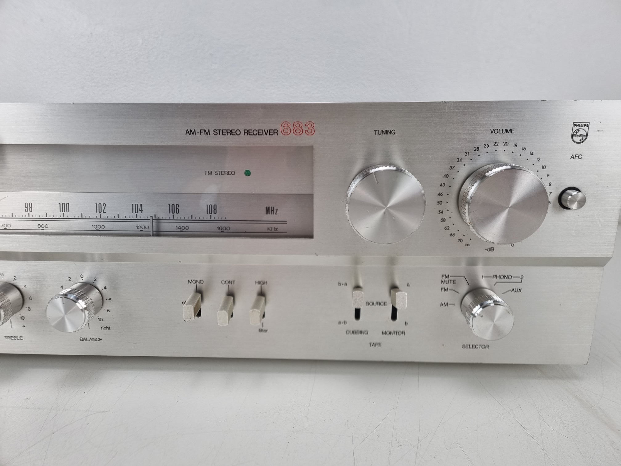 Philips AH-683 AM/FM stereo-ontvanger - Potmeters gereinigd - Eén schakelaar vervangen - Nieuwe lampjes