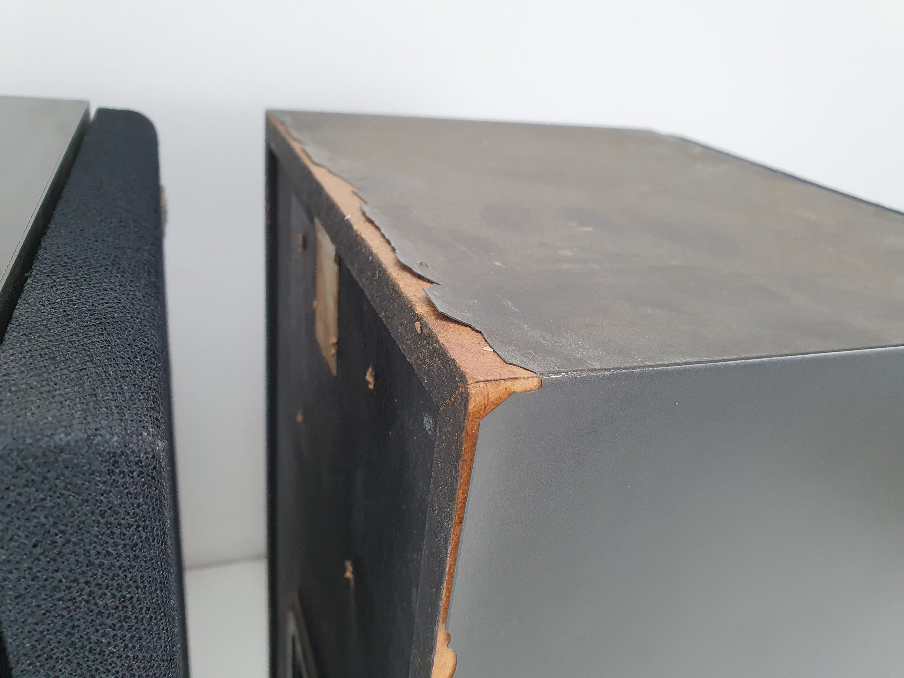 Akai SR-1100 Vintage bookshelf speakers - One not fully working