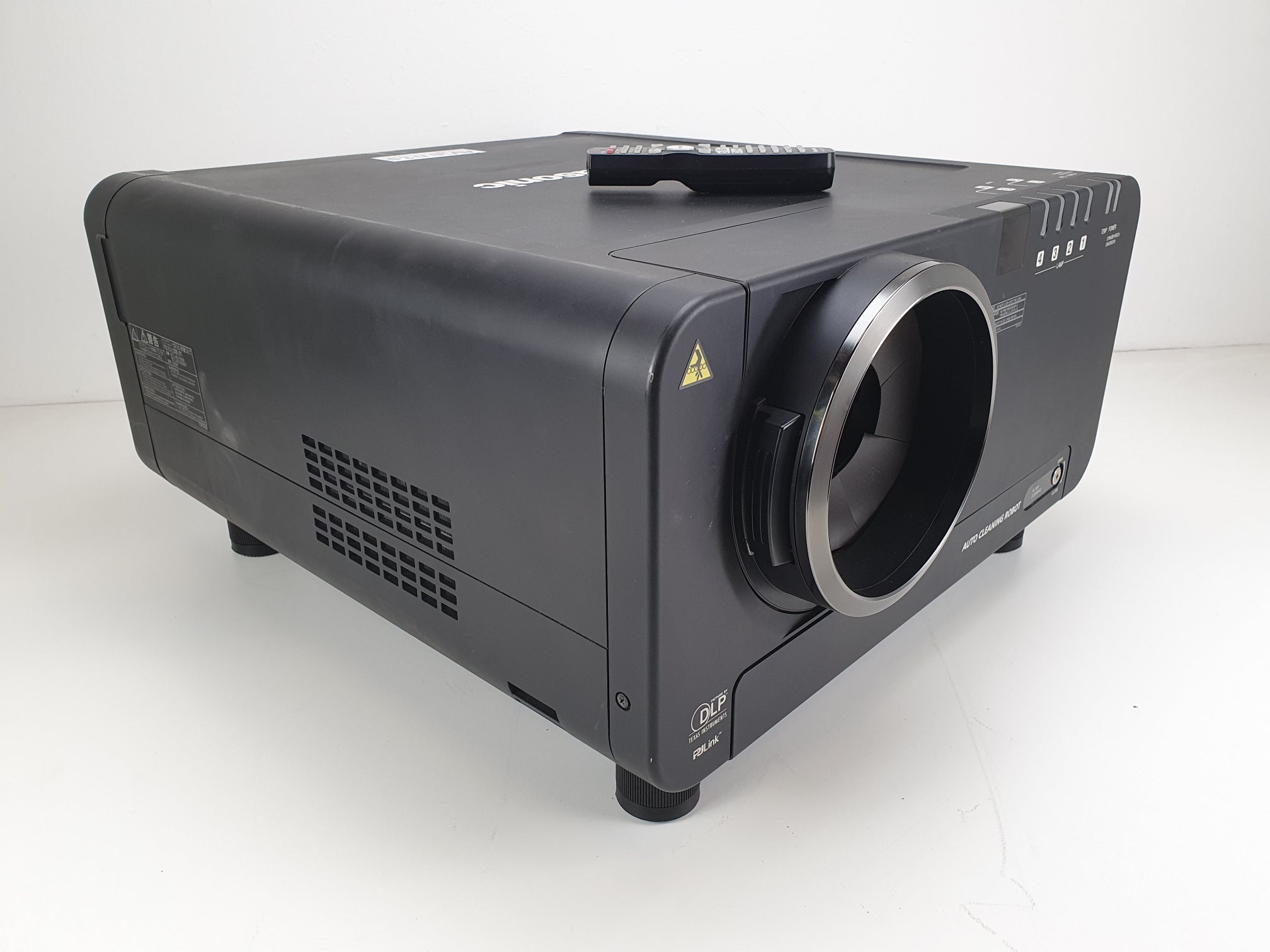 Panasonic PT-D1000E Big projector in flightcase, with flight frame,  ET-D75LE2