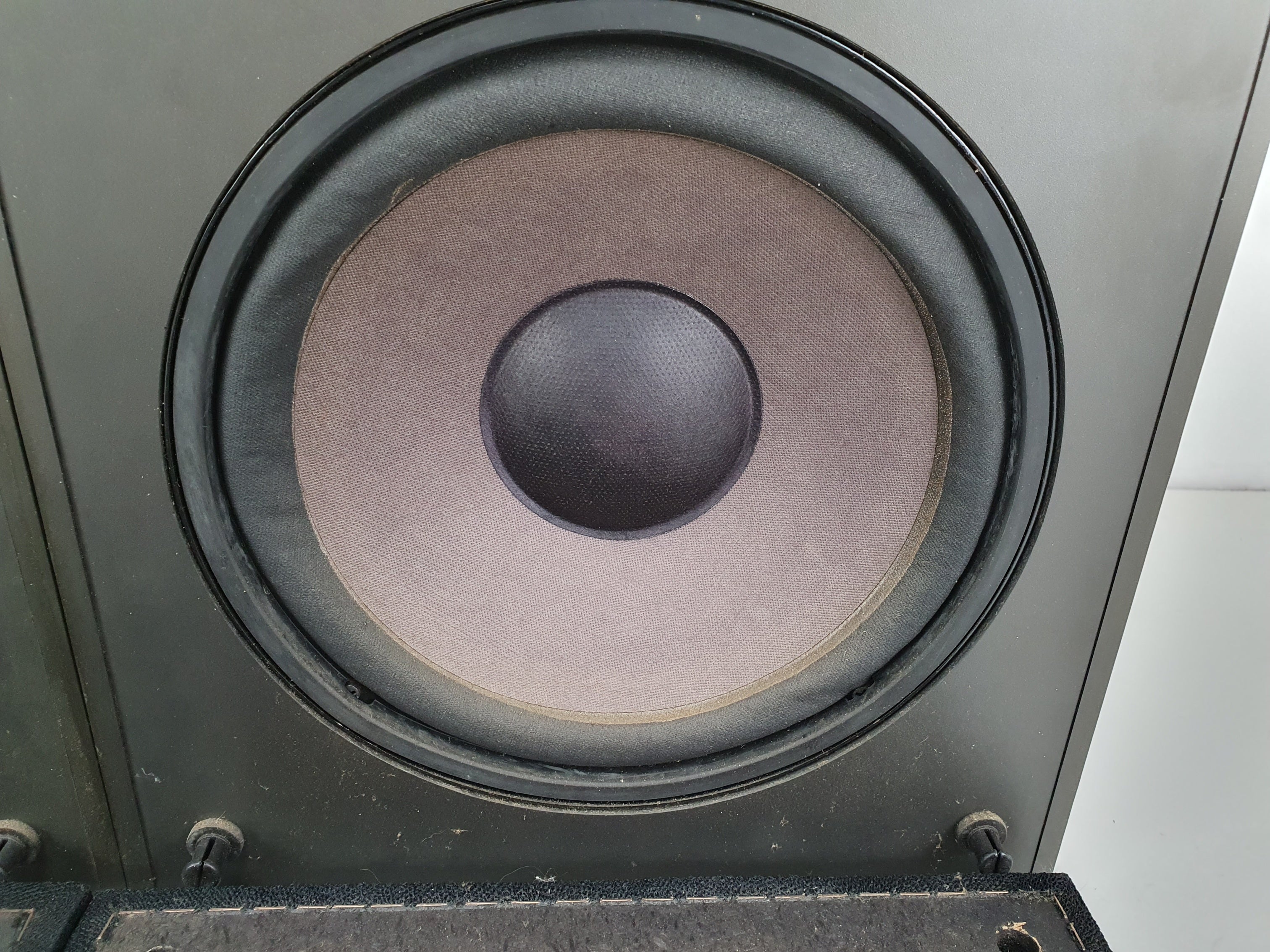 Akai SR-1100 Vintage bookshelf speakers - One not fully working
